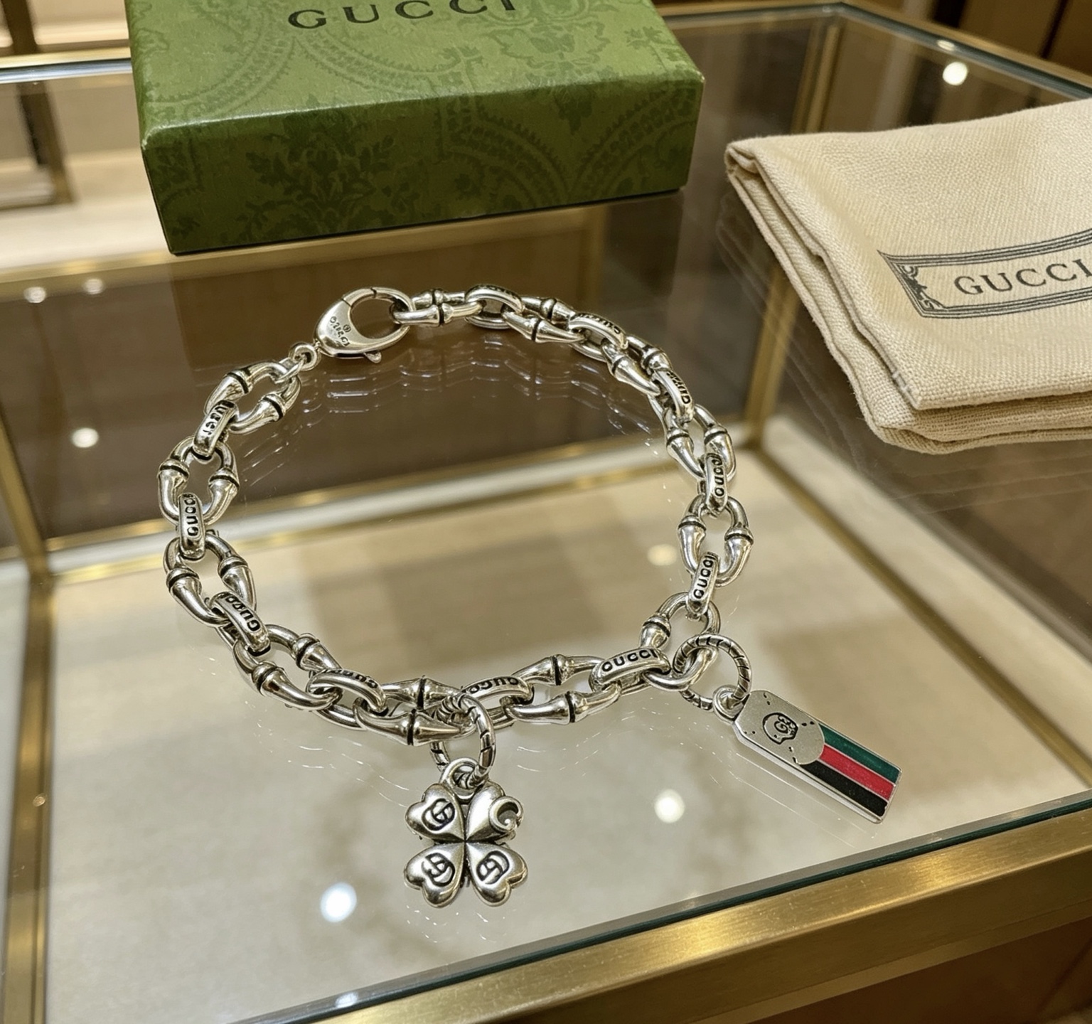 NO:858804,Batch. Gucci recommended models for 2026. The latest Gucci bracelet is a classic model. It is exquisite regardless of style and texture. It is absolutely top-notch. You can understand the original logo at a glance. Super nice. The best choice to match clothes. A must-have artifact for men and women. Size 18.19.20.21.22.23.24 cm. Simple and elegant, low-key and luxurious. Boutique jewelry, gucci, gucci, bracelet.19860909批 . 古驰推荐款2026最新出炉 Gucci古驰手链最新款的经典款 精致无论款式 质感 都是绝对的顶尖feel 只要看一眼就懂了原版logo 超 nice 搭配衣服最佳的选择,男女同款必备神器 码数18.19.20.21.22.23.24厘米 简单又大气,低调显奢华,饰品精品,gucci,gucci,bracelet,Jewelry