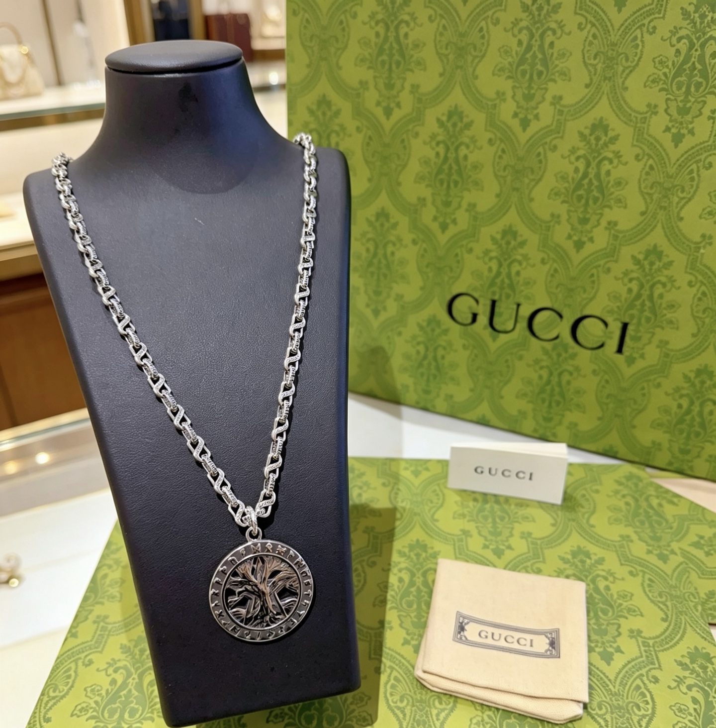NO:858832,Batch Gucci necklace’s latest chain has a higher grade. The same model as the star’s Anger Forest series double G pendant Gucci necklace. The chain length is 60 cm and the length can be changed. The details are distressed. The shiny version is not available in the market. This model has been on the market. It is a best-selling model in Gucci. It is very good to match with trendy clothes, fine jewelry, gucci, and necklace.19860909批 古驰项链最新款链条档次更高明星同款Anger Forest系列双G吊坠古驰项链 链长60厘米可改长度 细节对版做旧处理 非市面亮面版型 这款一直在出 古驰里面热卖款 非常好搭配潮流衣服,饰品精品,gucci,necklace,Jewelry