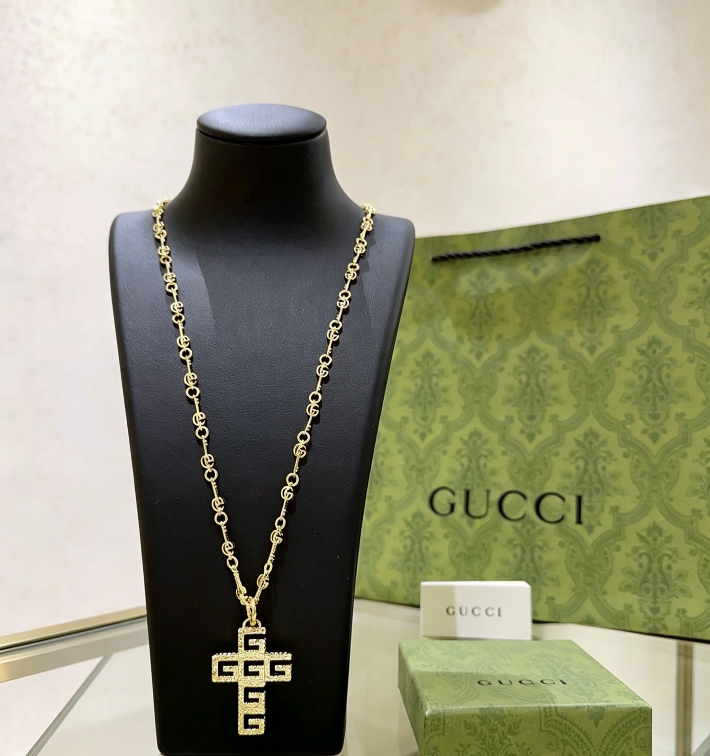NO:858846,A batch of new products are released. The latest chain of Gucci necklaces is of higher quality. The same style as the star's Anger Forest series. Double G classic model. Co-branded design concept necklace series. Retro silver necklace. The details are distressed. The non-market shiny version. This one has been released. It is the best-selling model in Gucci. It goes well with trendy clothes, fine jewelry, gucci, and necklace.19860909批新品发布 古驰项链最新款链条档次更高明星同款Anger Forest系列双G经典款联名设计理念项链系列复古银项链 细节对版做旧处理 非市面亮面版型 这款一直在出 古驰里面热卖款 非常好搭配潮流衣服,饰品精品,gucci,necklace,Jewelry