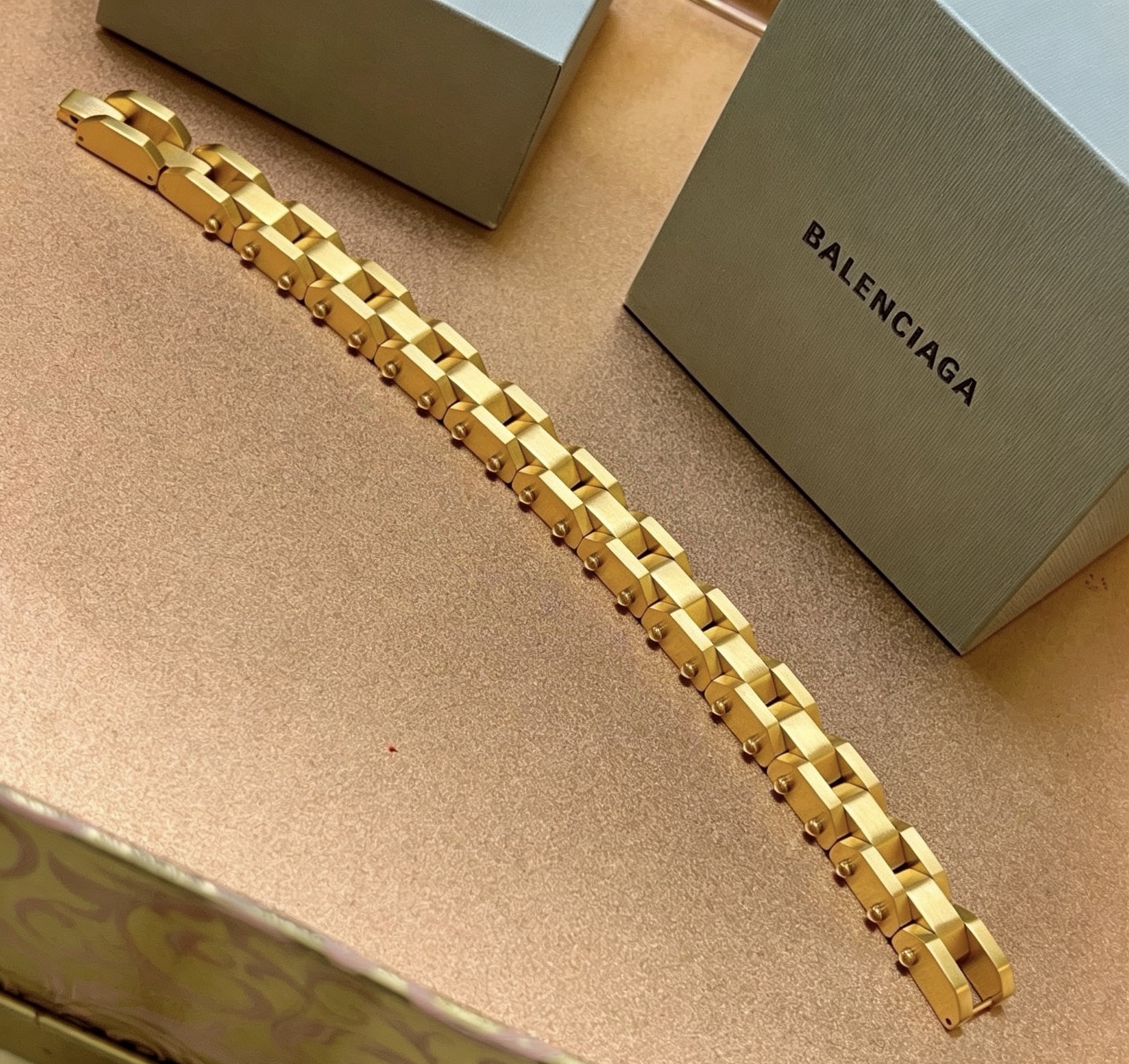 NO:858887,Batch. Original new product Balenciaga Balenciaga Bracelet Counter Same Balenciaga Bracelet Popular models for men and women shipped Unique design avant-garde A must-have for men and women!  A high-quality item with a color retention of up to 2 years. The texture of the gold is super great, fine jewelry, balenciaga, balenciaga, bracelet19860909批. 原单货新品 巴黎世家 Balenciaga手链专柜一致巴黎世家手链 男女火爆款出货 设计独特 前卫 男女必备！保色能达2年的高品质单品 咪金质感超级棒,饰品精品,balenciaga,balenciaga,bracelet,Jewelry
