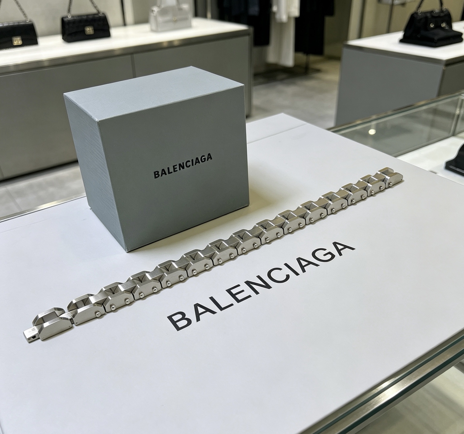 NO:858899,Batch. Original new product Balenciaga Balenciaga Bracelet Counter Same Balenciaga Bracelet Popular models for men and women shipped Unique design avant-garde A must-have for men and women!  High-quality items that will not oxidize or fade any time you wear them. The texture of the gold is super great, fine jewelry, balenciaga, balenciaga, bracelet19860909批. 原单货新品 巴黎世家 Balenciaga手链专柜一致巴黎世家手链 男女火爆款出货 设计独特 前卫 男女必备！任佩戴不氧化不退色 的高品质单品 咪金质感超级棒,饰品精品,balenciaga,balenciaga,bracelet,Jewelry