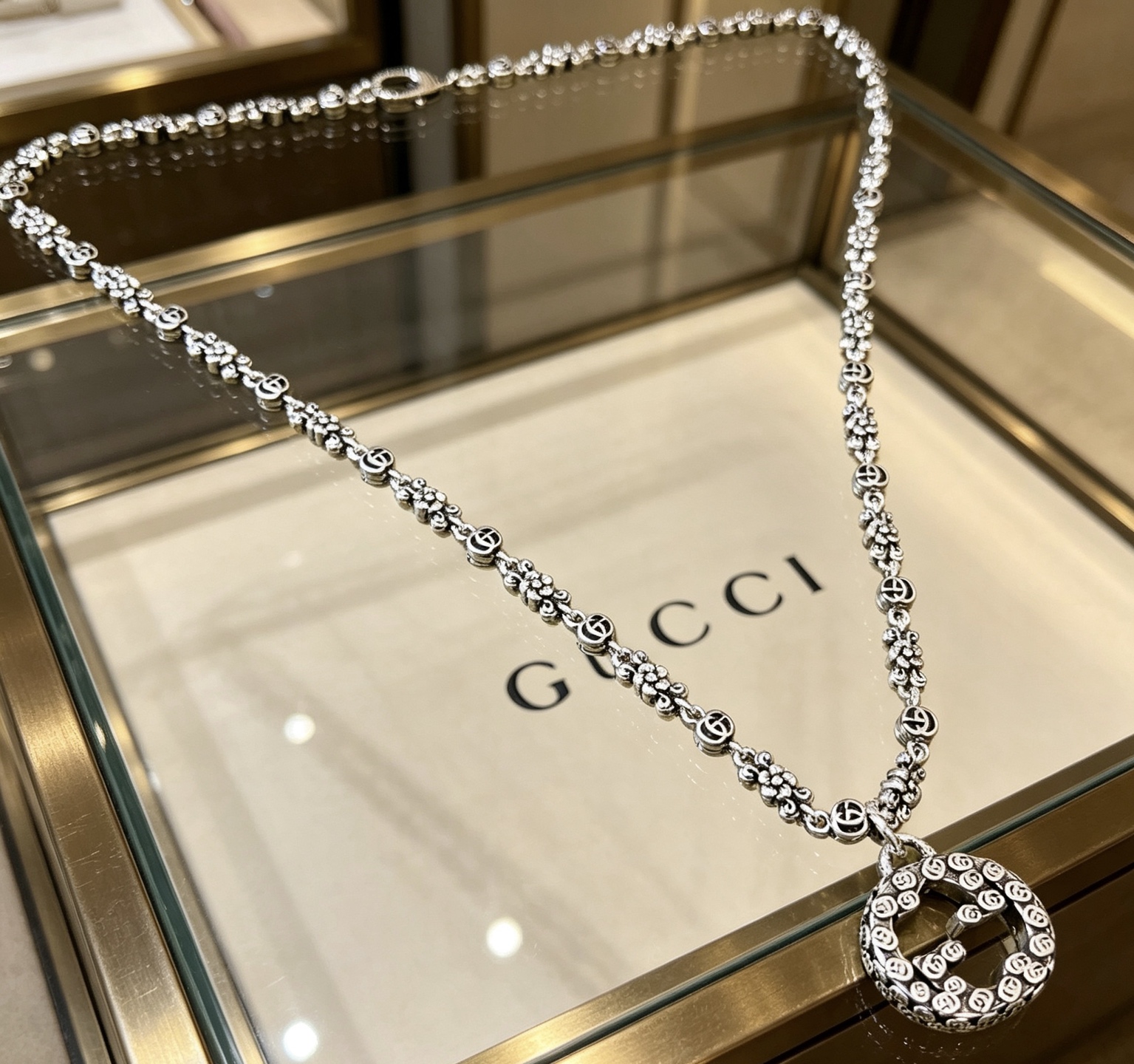 NO:858403,Batch 2026 new product launches are not popular until they are released. Douyin is the first choice for Internet celebrities to bring goods. The latest chain of Gucci necklaces is of higher quality. The same style as the Anger Forest series double-g retro pendant high-end necklace for celebrities. It makes high-end clothes more elegant. It has more brand and personality when going out. The details are distressed. Non-market shiny version. This one has been out. The best-selling model in Gucci. Very easy to match, fine jewelry, gucci, necklace.19860909批 2026新品发布不爆不发 抖音带货网红首选 古驰项链最新款链条档次更高明星同款Anger Forest系列双g复古吊坠高端项链 让高档的衣服搭配更有气质 出去更有牌面和个性 细节对版做旧处理 非市面亮面版型 这款一直在出 古驰里面热卖款 非常好搭配,饰品精品,gucci,necklace,Jewelry