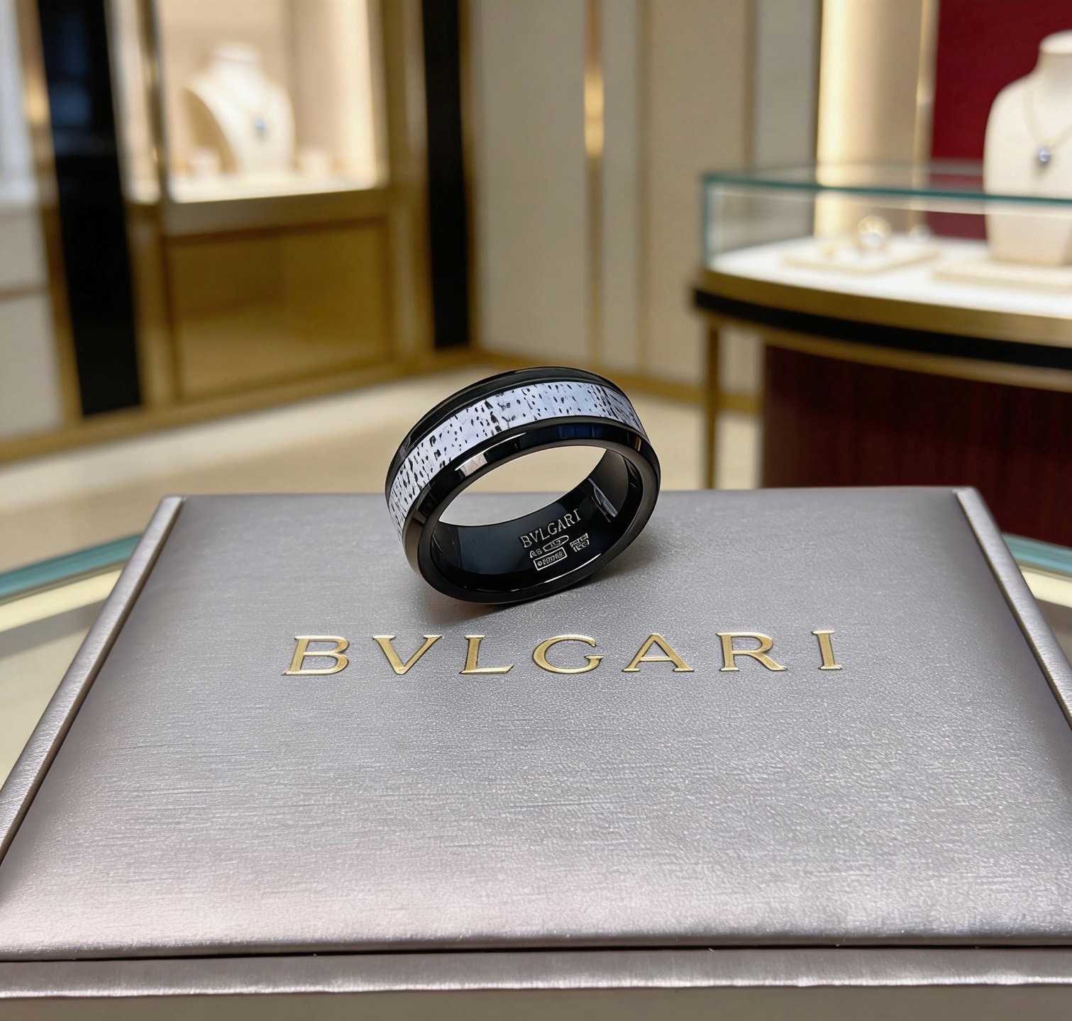 NO:858289,Batch. Bvlgari necklace V gold material. BVLGARI DIVAS’ DREAM series. Perfect appearance, unparalleled details. The unique color is completely impeccable. It is also decorated with a classic ring shape design. It is simple yet elegant and eye-catching. The gold combination is more elegant and elegant. Same style for men and women. Bvlgari ring code number: 6789 10 11 heavy texture, exquisite jewelry, bottega  veneta,bvlgari,bvlgari,necklace,ring,gold19860909批.宝格丽项链V金材质.BVLGARI宝格丽 DIVAS‘ DREAM 系列 品相完美,细节无敌,那种独特的色泽完全无可挑剔,再缀以经典指环外形设计,简约之余却又优雅夺目,黄金的组合更显气色,上身雅致动人.男女同款 宝格丽戒指 码数:6789 10 11 质感沉甸甸,饰品精品,bottega veneta,bvlgari,bvlgari,necklace,ring,gold,Jewelry