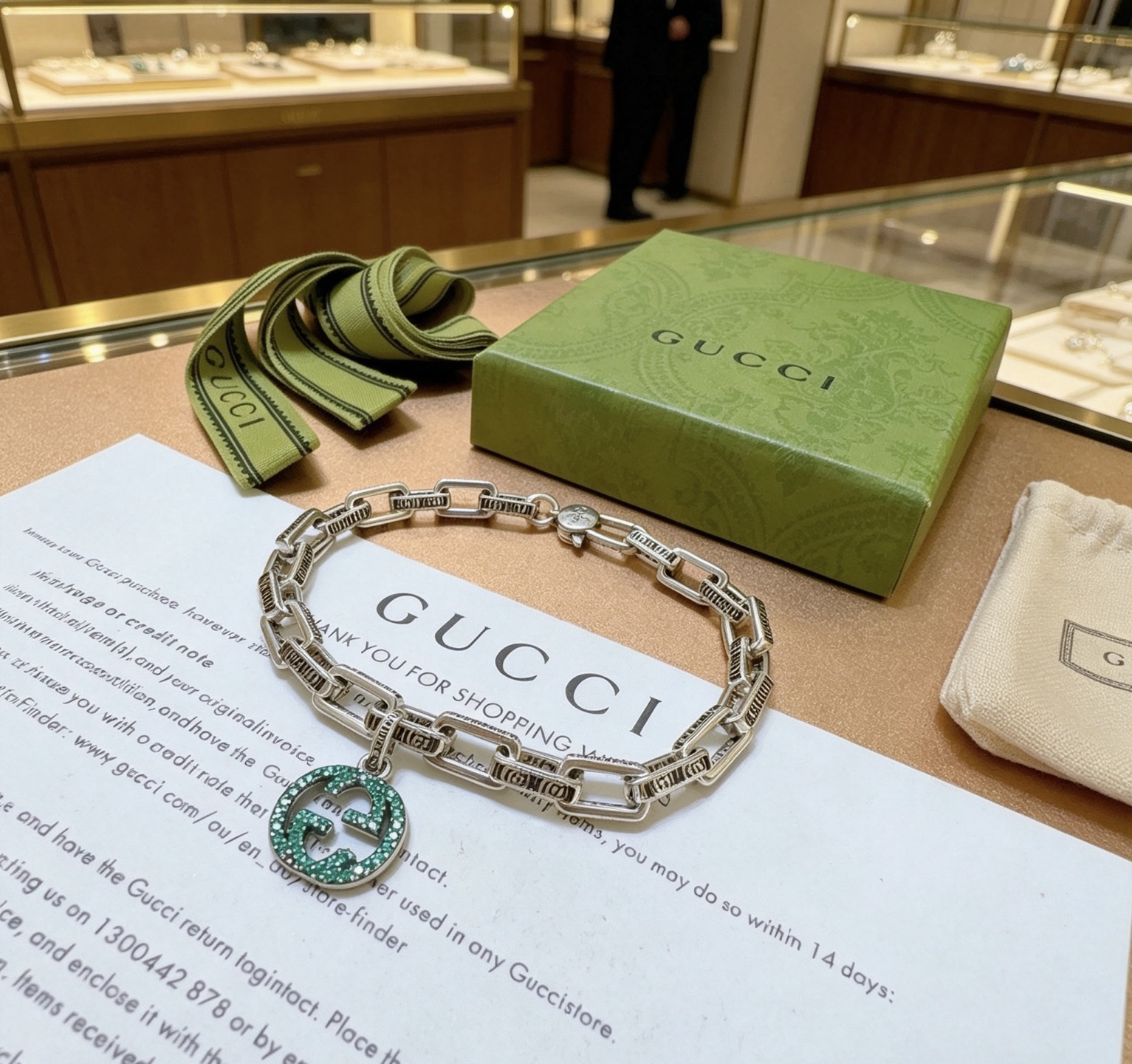NO:858311,Batch. The latest Gucci green diamond bracelet recommended by Gucci is released. The latest classic model of Gucci bracelet is exquisite. Regardless of style and texture, it is absolutely top-notch. You can understand the original logo at a glance. It is super nice and the best choice to match clothes. It is a must-have artifact for men and women. Size 16.17.18.19.20.21.22.23.24 cm  Simple and elegant, low-key yet luxurious, fine jewelry, gucci, gucci, bracelet19860909批. 古驰推荐款最新古驰绿钻手链出炉 Gucci古驰手链最新款的经典款 精致无论款式 质感 都是绝对的顶尖feel 只要看一眼就懂了原版logo 超 nice 搭配衣服最佳的选择,男女同款必备神器 码数16.17.18.19.20.21.22.23.24厘米 简单又大气,低调显奢华,饰品精品,gucci,gucci,bracelet,Jewelry