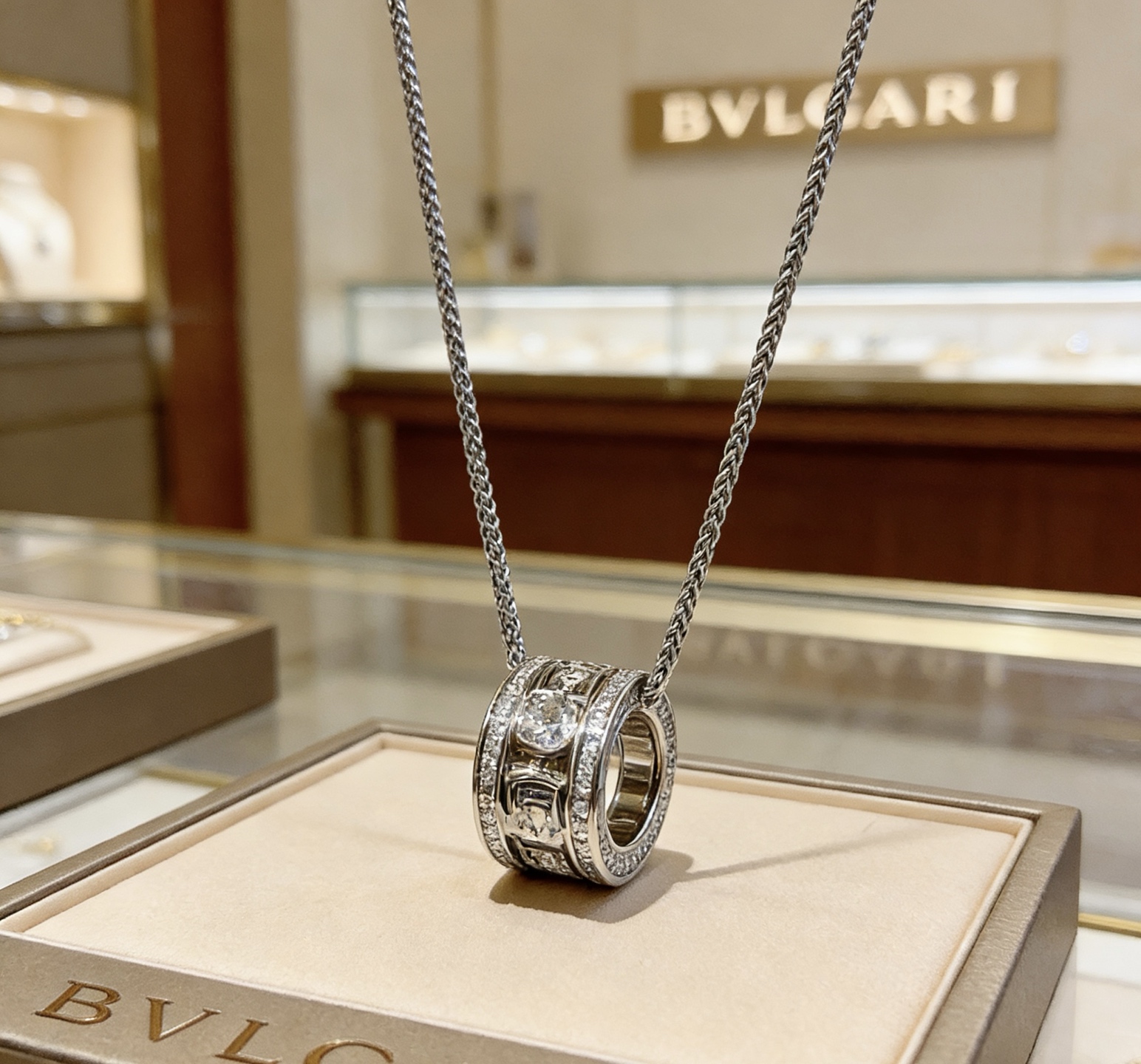NO:858372,Batch Bulgari necklace V gold material. BVLGARI BVLGARI DIVAS' DREAM series. Perfect appearance, unparalleled details, the unique color is completely impeccable, and is decorated with a classic ring shape design. It is simple yet elegant and eye-catching. The combination of 18K gold is more elegant and elegant. Same style for men and women. Bvlgari necklace, fine jewelry, Bottega Veneta, bvlgari, bvlgari, necklace19860909批 宝格丽项链V金材质 .BVLGARI宝格丽 DIVAS‘ DREAM 系列 品相完美,细节无敌,那种独特的色泽完全无可挑剔,再缀以经典指环外形设计,简约之余却又优雅夺目,18K金的组合更显气色,上身雅致动人.男女同款 宝格丽项链,饰品精品,bottega veneta,bvlgari,bvlgari,necklace,Jewelry