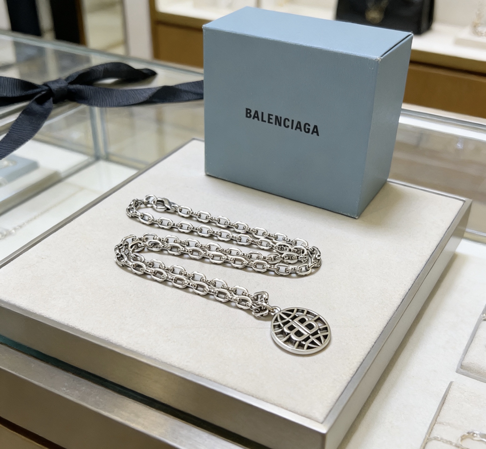 NO:858400,Batch original single goods new products Balenciaga necklace Balenciaga new necklace counter consistent fine details workmanship every detail process in place fine design craftsmanship hot models shipped unique design retro style Balenciaga necklace, jewelry boutique, balenciaga, balenciaga, necklace19860909批 原单货新品 巴黎世家项链 Balenciaga 新款项链专柜一致 细节做工精细 每个细节流程到位 设计工艺精细 火爆款出货 设计独特 复古风格 巴黎世家项链,饰品精品,balenciaga,balenciaga,necklace,Jewelry