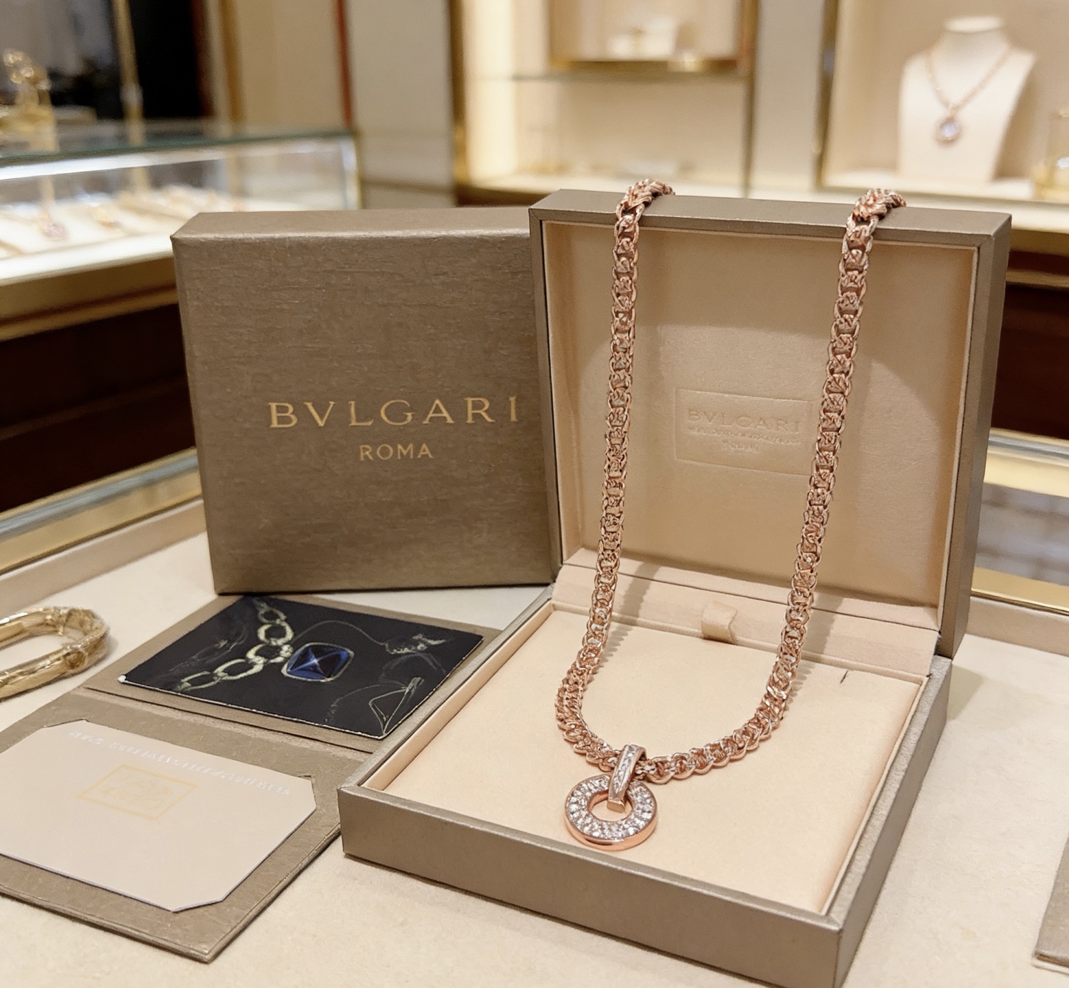 NO:858411,Batch Bulgari necklace V gold material. BVLGARI BVLGARI DIVAS' DREAM series. Perfect appearance, unparalleled details, the unique color is completely impeccable, and is decorated with a classic ring shape design. It is simple yet elegant and eye-catching. The combination of 18K gold is more elegant and elegant. Same style for men and women. Bvlgari necklace, fine jewelry, Bottega Veneta, bvlgari, bvlgari, necklace19860909批 宝格丽项链V金材质 .BVLGARI宝格丽 DIVAS‘ DREAM 系列 品相完美,细节无敌,那种独特的色泽完全无可挑剔,再缀以经典指环外形设计,简约之余却又优雅夺目,18K金的组合更显气色,上身雅致动人.男女同款 宝格丽项链,饰品精品,bottega veneta,bvlgari,bvlgari,necklace,Jewelry