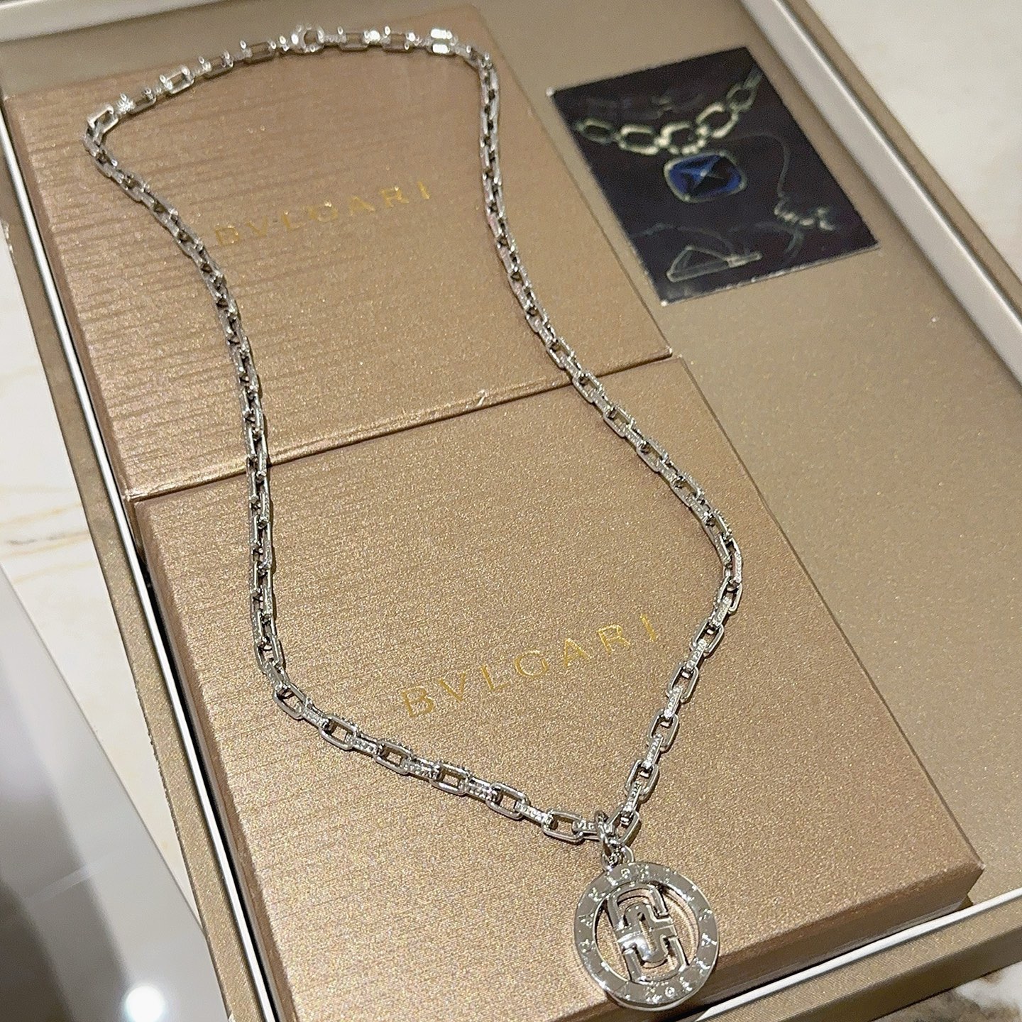 NO:858424,Batch. Bulgari necklace V gold material BVLGARI BVLGARI DIVAS’ DREAM series The appearance is perfect, the details are invincible, the unique color is completely impeccable, and it is decorated with a classic ring shape design, which is simple yet elegant and eye-catching. The combination of V gold is more elegant, and the upper body is elegant and attractive. Same style for men and women. Bulgari necklaces, jewelry boutiques, bottega veneta, bvlgari, bvlgari, necklace19860909批.宝格丽项链V金材质 BVLGARI宝格丽 DIVAS‘ DREAM 系列 品相完美,细节无敌,那种独特的色泽完全无可挑剔,再缀以经典指环外形设计,简约之余却又优雅夺目,V金的组合更显气色,上身雅致动人.男女同款 宝格丽项链,饰品精品,bottega veneta,bvlgari,bvlgari,necklace,Jewelry