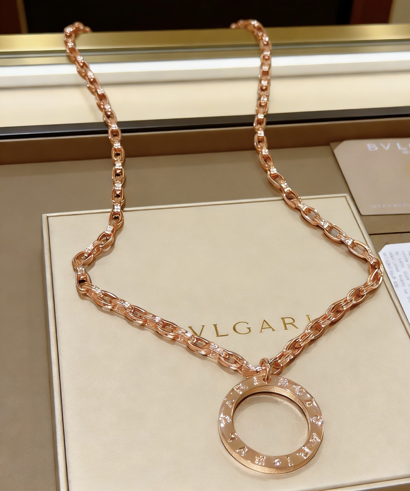 NO:858437,Batch. Bvlgari necklace made of V gold. BVLGARI DIVAS’ DREAM series. Perfect appearance, incomparable details. The unique color is completely impeccable. It is also decorated with a classic ring shape design. It is simple yet elegant and eye-catching. The combination of platinum and diamonds is more elegant and elegant. Same style for men and women. Bvlgari necklace, boutique jewelry, bottega veneta, bvlgari, bvlgari, necklace19860909批.宝格丽项链V金材质.BVLGARI宝格丽 DIVAS‘ DREAM 系列 品相完美,细节无敌,那种独特的色泽完全无可挑剔,再缀以经典指环外形设计,简约之余却又优雅夺目,铂金镶嵌钻石的组合更显气色,上身雅致动人.男女同款 宝格丽项链,饰品精品,bottega veneta,bvlgari,bvlgari,necklace,Jewelry
