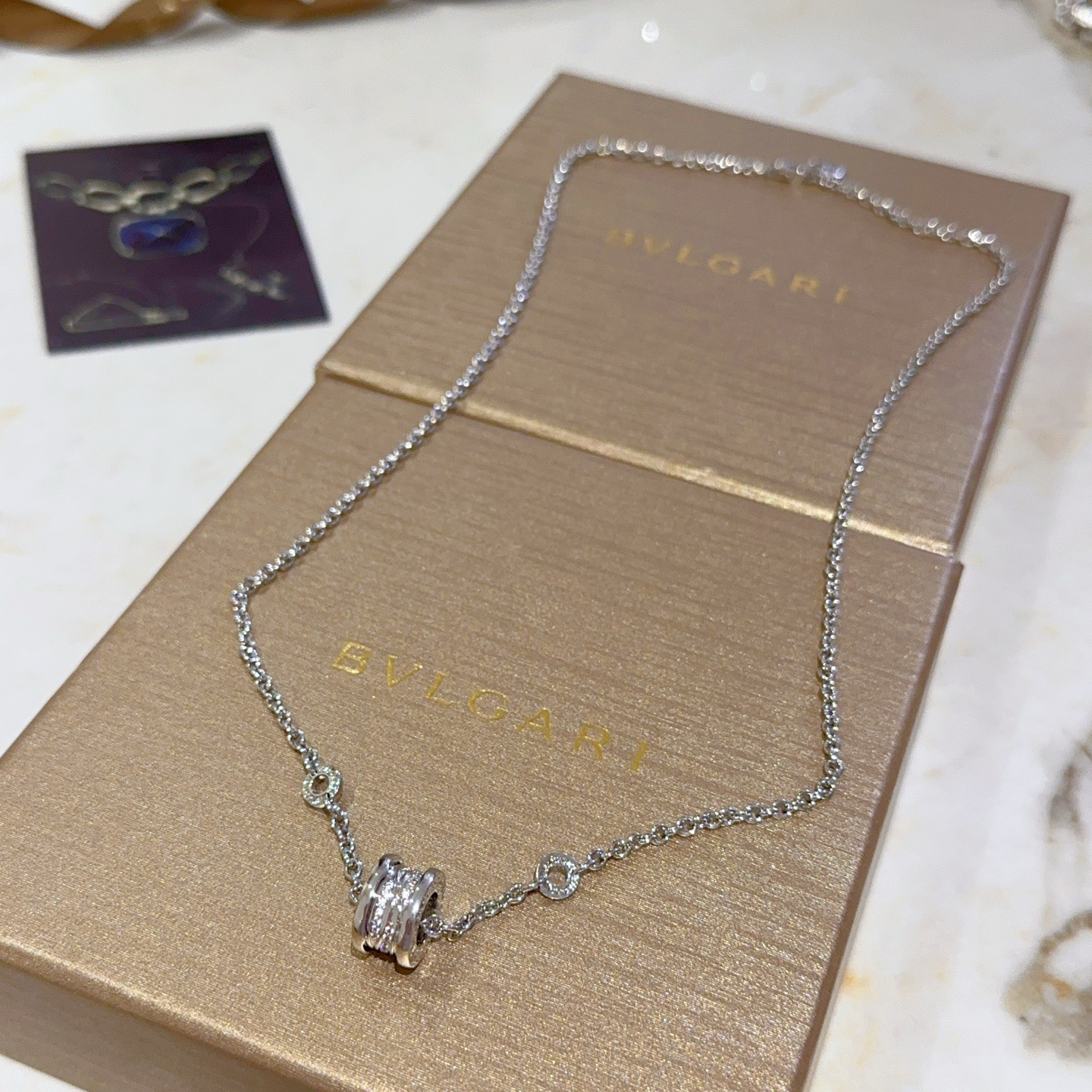 NO:858448,Batch. Bvlgari necklace made of V gold. BVLGARI DIVAS’ DREAM series. Perfect appearance, incomparable details. The unique color is completely impeccable. It is decorated with a classic ring shape design. It is simple yet elegant and eye-catching. The combination of platinum is more elegant and elegant. Same style for men and women. Bvlgari necklace, jewelry boutique, bottega veneta, bvlgari, bvlgari, necklace19860909批.宝格丽项链V金材质 .BVLGARI宝格丽 DIVAS‘ DREAM 系列 品相完美,细节无敌,那种独特的色泽完全无可挑剔,再缀以经典指环外形设计,简约之余却又优雅夺目,铂金的组合更显气色,上身雅致动人.男女同款 宝格丽项链,饰品精品,bottega veneta,bvlgari,bvlgari,necklace,Jewelry