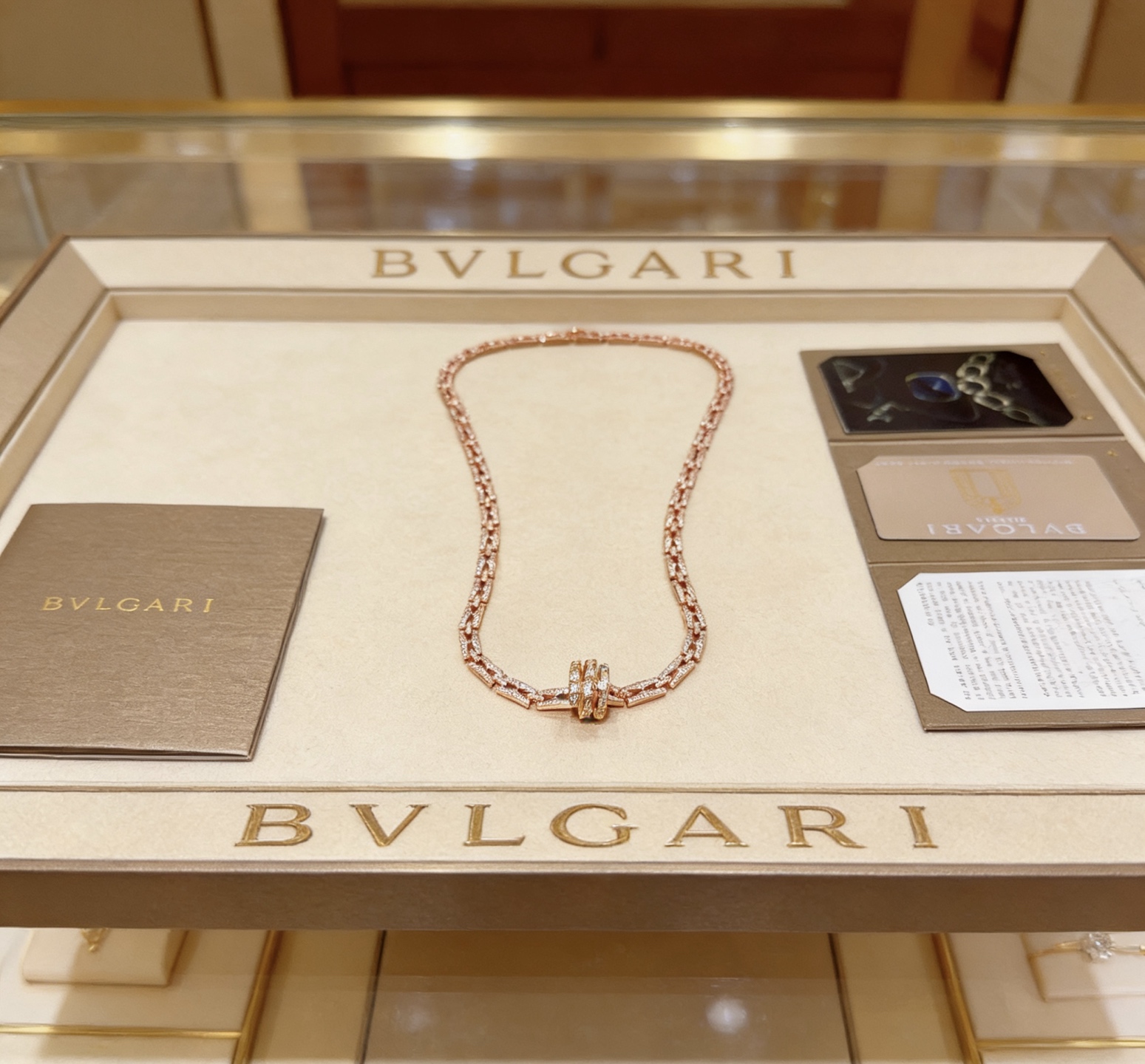 NO:858460,Batch. Bvlgari necklace V gold material. BVLGARI DIVAS’ DREAM series. Perfect appearance, unparalleled details. The unique color is completely impeccable. It is decorated with a classic ring shape design. It is simple yet elegant and eye-catching. The combination of rose gold is more elegant and elegant. The same style for men and women. Bvlgari necklace chain length 60cm, fine jewelry, bottega  veneta,bvlgari,bvlgari,necklace19860909批.宝格丽项链V金材质.BVLGARI宝格丽 DIVAS‘ DREAM 系列 品相完美,细节无敌,那种独特的色泽完全无可挑剔,再缀以经典指环外形设计,简约之余却又优雅夺目,玫瑰金的组合更显气色,上身雅致动人.男女同款 宝格丽项链 链长60cm,饰品精品,bottega veneta,bvlgari,bvlgari,necklace,Jewelry