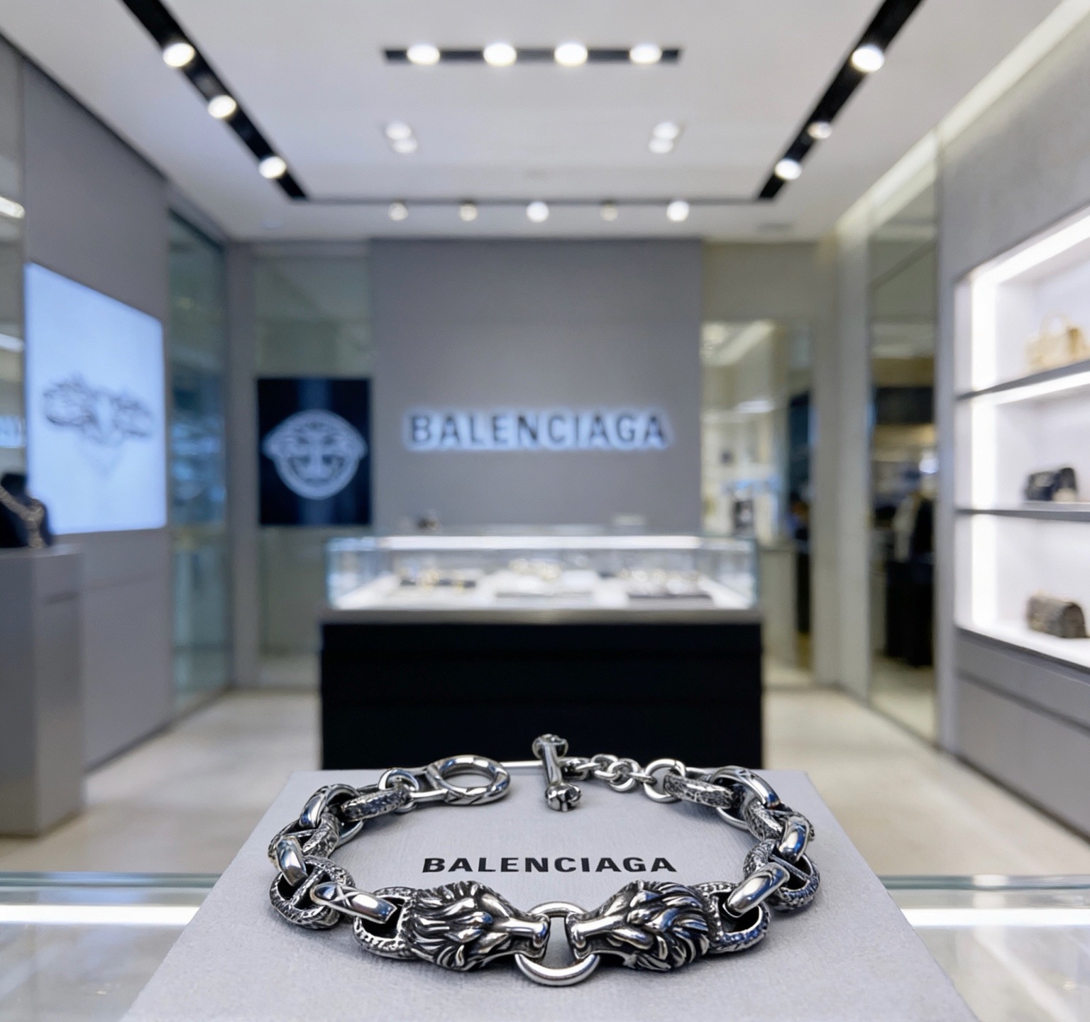 NO:858501,Batch. Original new product Balenciaga Bracelet Balenciaga Bracelet Counter Same Balenciaga Bracelet Men's hot model shipped Unique design avant-garde A must-have for men!  Retro old design, no oxidation or fading, fine jewelry, balenciaga, balenciaga, bracelet19860909批. 原单货新品 巴黎世家手链Balenciaga手链专柜一致巴黎世家手链 男士火爆款出货 设计独特 前卫 男士必备！复古做旧设计 任带不氧化不退色,饰品精品,balenciaga,balenciaga,bracelet,Jewelry