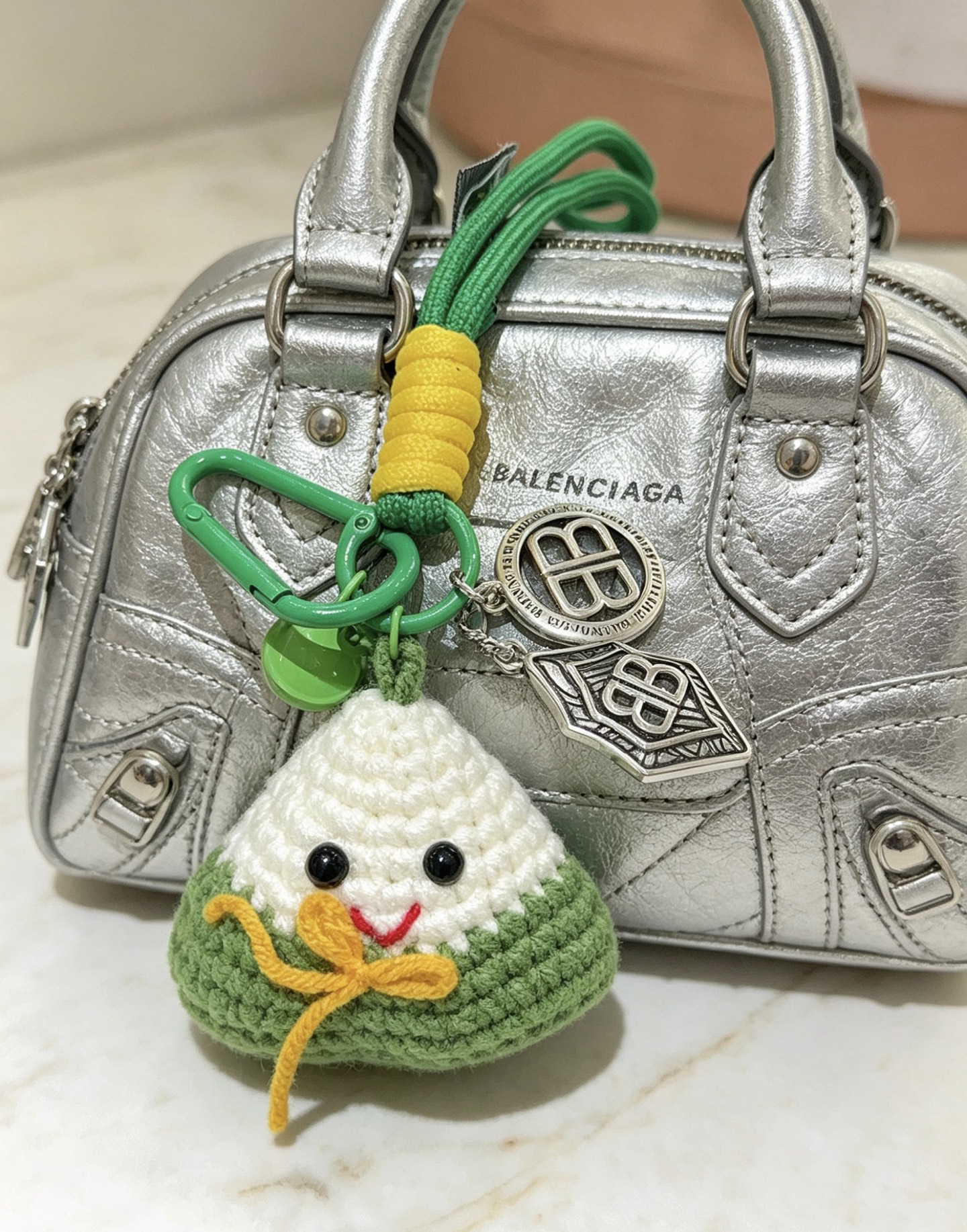 NO:858511,A new batch of Dragon Boat Festival rice dumpling keychains are released. Balenciaga bag charms keychains. Balenciaga keychains. The latest bag charms are of higher quality and are the same style as celebrities. Classic co-branded design concept keychain series. The details are distressed. Unmarketed glossy version. This one has been out. The best-selling model in Balenciaga. Very good match with trendy backpacks, jewelry boutiques, balenciaga, backpacks, keychains.19860909批端午节粽子钥匙扣新品发布 巴黎世家包包挂饰钥匙扣 巴黎世家钥匙扣 最新款包包挂饰档次更高明星同款 经典款联名设计理念钥匙扣系列 细节对版做旧处理 非市面亮面版型 这款一直在出 巴黎世家里面热卖款 非常好搭配潮流背包,饰品精品,balenciaga,backpacks,keychain,Jewelry