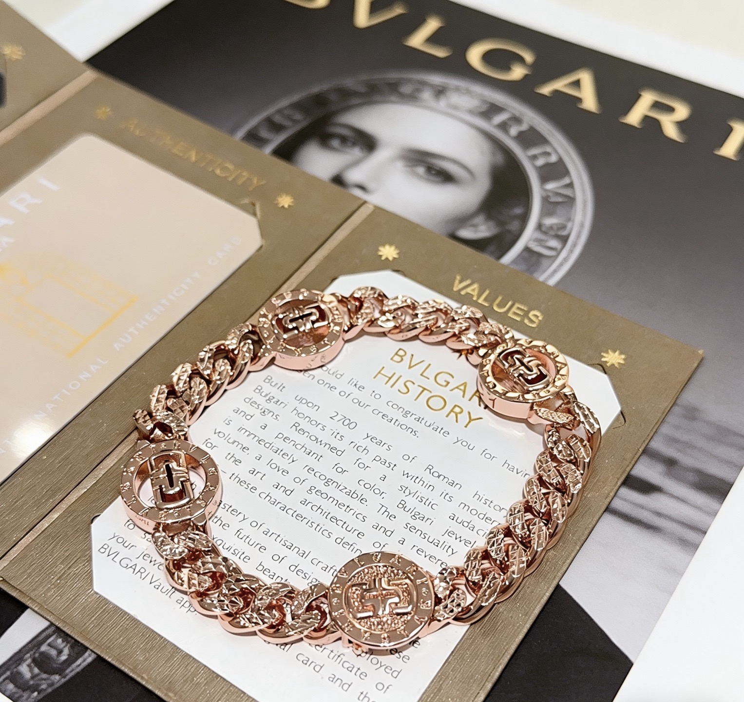 NO:858413,Batch. Bulgari bracelet V gold material BVLGARI BVLGARI DIVAS' DREAM series The appearance is perfect, the details are invincible, the unique color is completely impeccable, and it is decorated with a classic ring shape design, which is simple yet elegant and eye-catching. The pure handmade combination of V gold is more elegant and elegant. Same style for men and women. Bvlgari bracelets, exquisite jewelry, bottega veneta, bvlgari, bvlgari, bracelet19860909批.宝格丽手链V金材质 BVLGARI宝格丽 DIVAS‘ DREAM 系列 品相完美,细节无敌,那种独特的色泽完全无可挑剔,再缀以经典指环外形设计,简约之余却又优雅夺目,V金纯手工的组合更显气色,上手雅致动人.男女同款 宝格丽手链,饰品精品,bottega veneta,bvlgari,bvlgari,bracelet,Jewelry