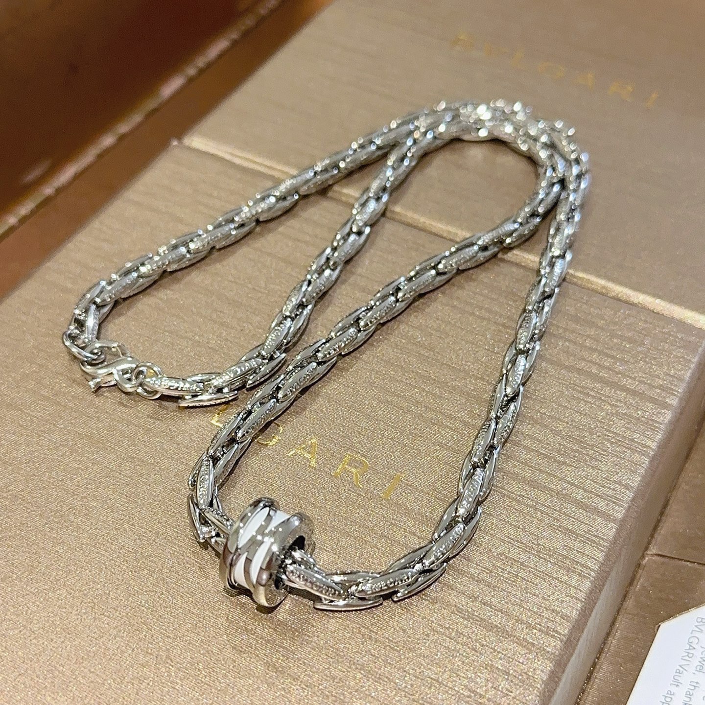 NO:858426,Batch Bulgari necklace V gold material. BVLGARI BVLGARI DIVAS' DREAM series. Perfect appearance, unparalleled details, the unique color is completely impeccable, and is decorated with a classic ring shape design. It is simple yet elegant and eye-catching. The combination of 18K gold is more elegant and elegant. Same style for men and women. Bvlgari necklace, fine jewelry, Bottega Veneta, bvlgari, bvlgari, necklace19860909批 宝格丽项链V金材质 .BVLGARI宝格丽 DIVAS‘ DREAM 系列 品相完美,细节无敌,那种独特的色泽完全无可挑剔,再缀以经典指环外形设计,简约之余却又优雅夺目,18K金的组合更显气色,上身雅致动人.男女同款 宝格丽项链,饰品精品,bottega veneta,bvlgari,bvlgari,necklace,Jewelry