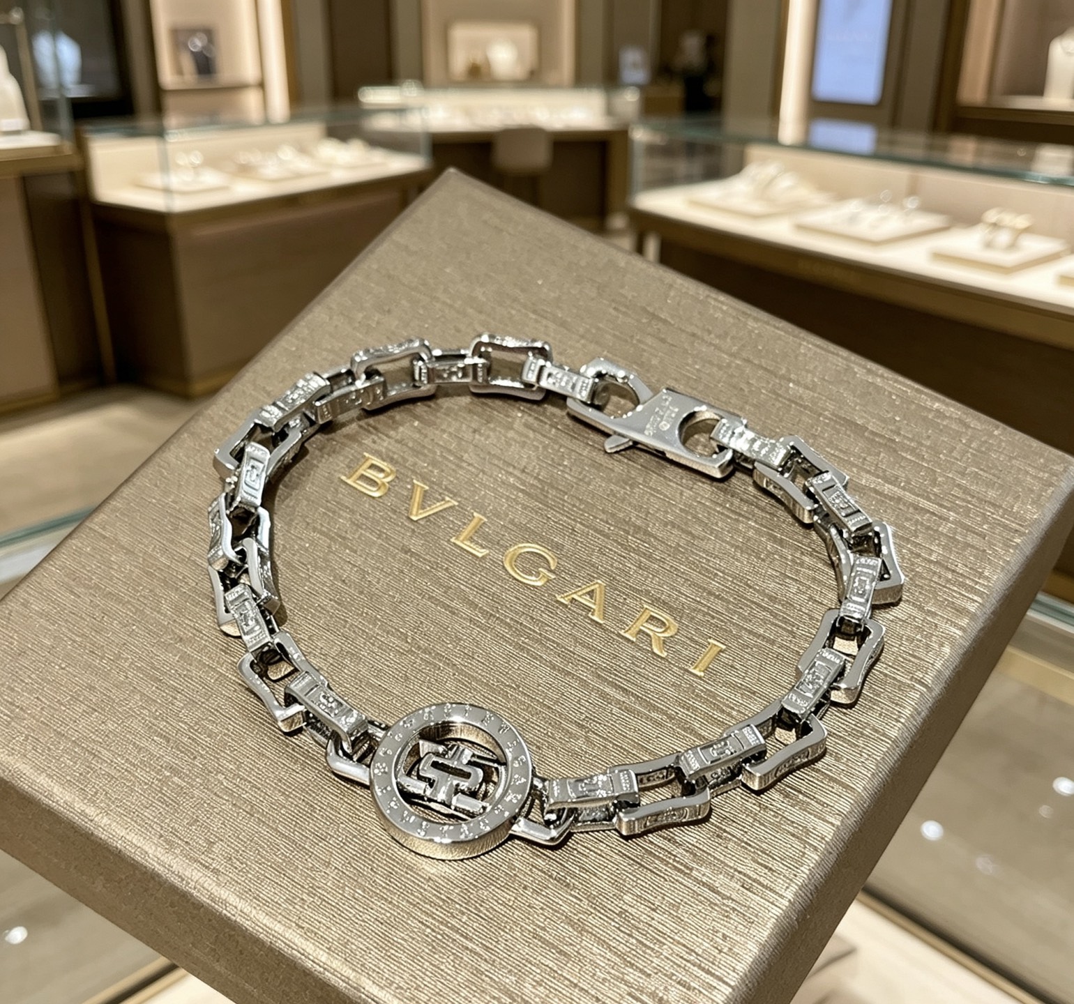 NO:858439,Batch. Bvlgari Bracelet V gold material BVLGARI DIVAS’ DREAM series The appearance is perfect, the details are invincible, the unique color is completely impeccable, and it is decorated with a classic ring shape design, which is simple yet elegant and eye-catching. The V gold pure handmade combination is more elegant and elegant. The same style for men and women. Bvlgari bracelet length 18 20 22 24 cm, fine jewelry, Bottega  veneta,bvlgari,bvlgari,bracelet19860909批.宝格丽手链V金材质 BVLGARI宝格丽 DIVAS‘ DREAM 系列 品相完美,细节无敌,那种独特的色泽完全无可挑剔,再缀以经典指环外形设计,简约之余却又优雅夺目,V金纯手工的组合更显气色,上手雅致动人.男女同款 宝格丽手链 长度18 20 22 24 cm,饰品精品,bottega veneta,bvlgari,bvlgari,bracelet,Jewelry