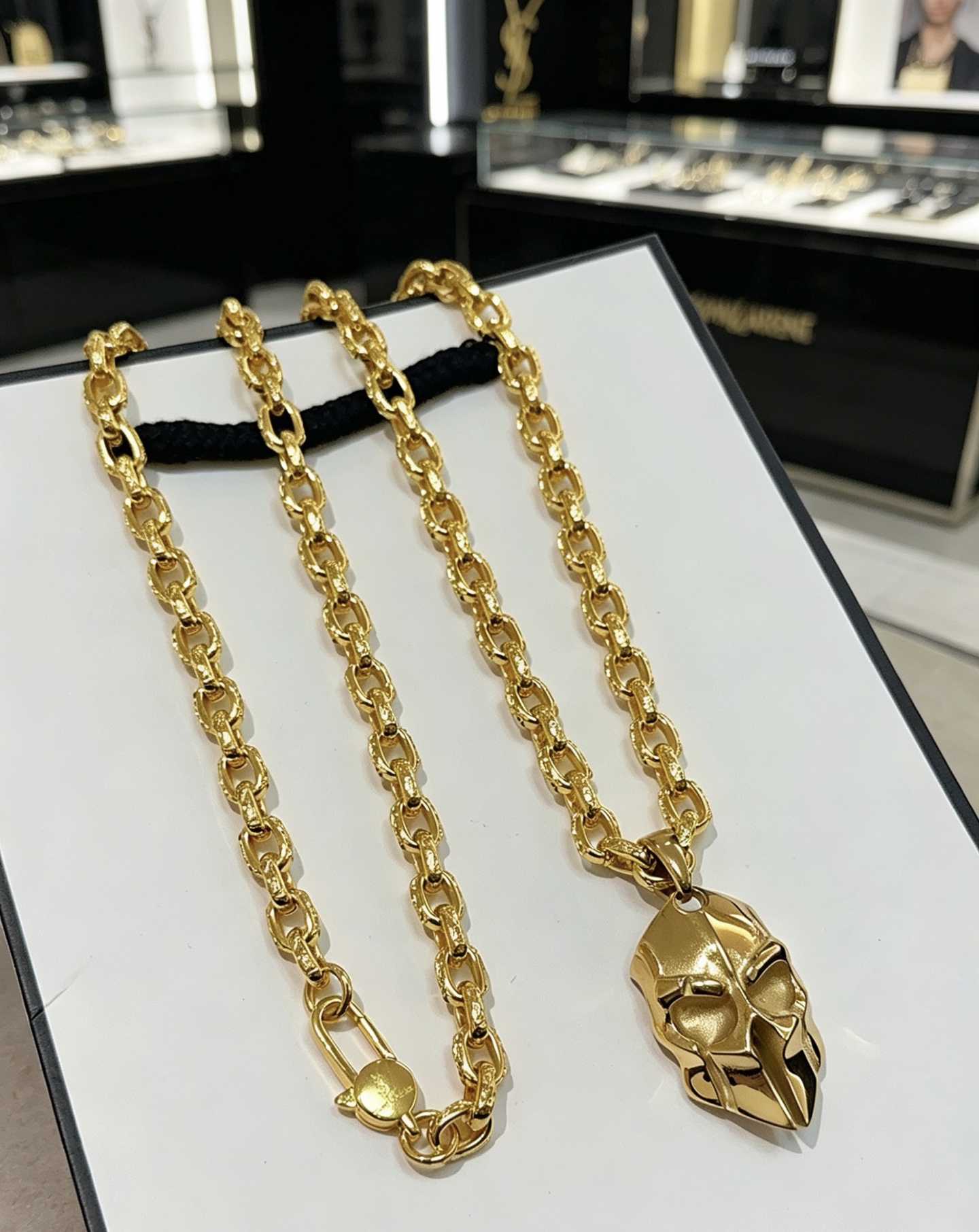 NO:858483,Batch. Yves Saint Laurent necklace new product release V gold material Yves Saint Laurent DIVAS' DREAM series The appearance is perfect, the details are invincible, the unique color is completely impeccable, and it is decorated with a classic shape design, simple yet elegant and eye-catching, the combination of V gold is more elegant, and the upper body is elegant and moving. Same style for men and women YSL necklace length 60cm can be customized to change the length, fine jewelry, saint laurent, saint laurent, saint  laurent,necklace19860909批. 圣罗兰项链新品发布 V金材质 Yves Saint Laurent DIVAS‘ DREAM 系列 品相完美,细节无敌,那种独特的色泽完全无可挑剔,再缀以经典外形设计,简约之余却又优雅夺目,V金的组合更显气色,上身雅致动人.男女同款 YSL项链 长度60cm 可私人订制改长度,饰品精品,saint laurent,saint laurent,saint laurent,necklace,Jewelry