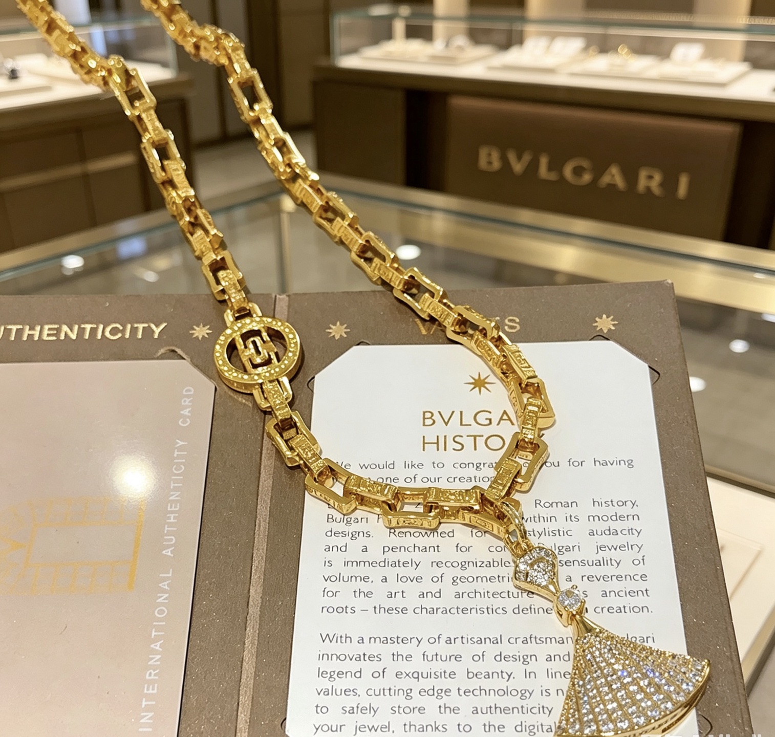 NO:858544,Batch Bulgari necklace V gold material. BVLGARI BVLGARI DIVAS' DREAM series. Perfect appearance, unparalleled details, the unique color is completely impeccable, and is decorated with a classic ring shape design. It is simple yet elegant and eye-catching. The combination of 18K gold is more elegant and elegant. Same style for men and women. Bvlgari necklace, fine jewelry, Bottega Veneta, bvlgari, bvlgari, necklace19860909批 宝格丽项链V金材质 .BVLGARI宝格丽 DIVAS‘ DREAM 系列 品相完美,细节无敌,那种独特的色泽完全无可挑剔,再缀以经典指环外形设计,简约之余却又优雅夺目,18K金的组合更显气色,上身雅致动人.男女同款 宝格丽项链,饰品精品,bottega veneta,bvlgari,bvlgari,necklace,Jewelry