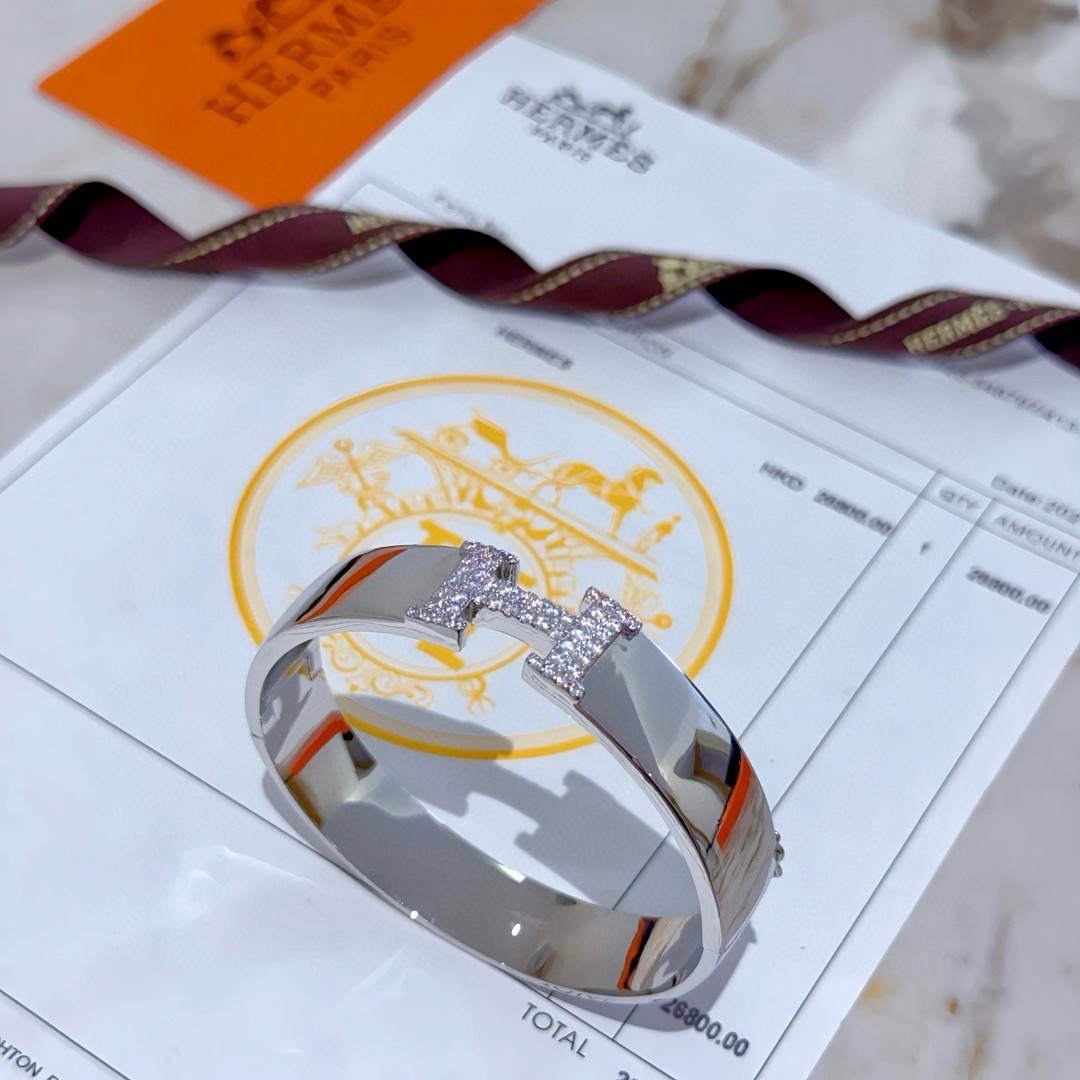 NO:858555,Batch. Hermes Hermes bracelet v gold original customization Hermes bracelet enamel craftsmanship is a test of the master's skills. Make sure the color is hand-made [color][color] v gold high-end customization. Goddesses love Hermes hot bracelets. Super exquisite and praise all goddesses and stars. The same style. High-end franc material, K gold texture, Seiko pure handmade product. Really good to use. Boutique jewelry, hermes, hermes, bracelet19860909批. Hermes 爱马仕手镯 v金原版定制 爱马仕手环 珐琅工艺太考验师傅的手艺了 要确保色泽手工制作好[色][色] v金高端定制 女神 都爱爱马仕火爆手镯 超精赞各路女神 明星 同款 高端法郎材质,k金质感,精工纯手工出品上手真的赞,饰品精品,hermes,hermes,bracelet,Jewelry