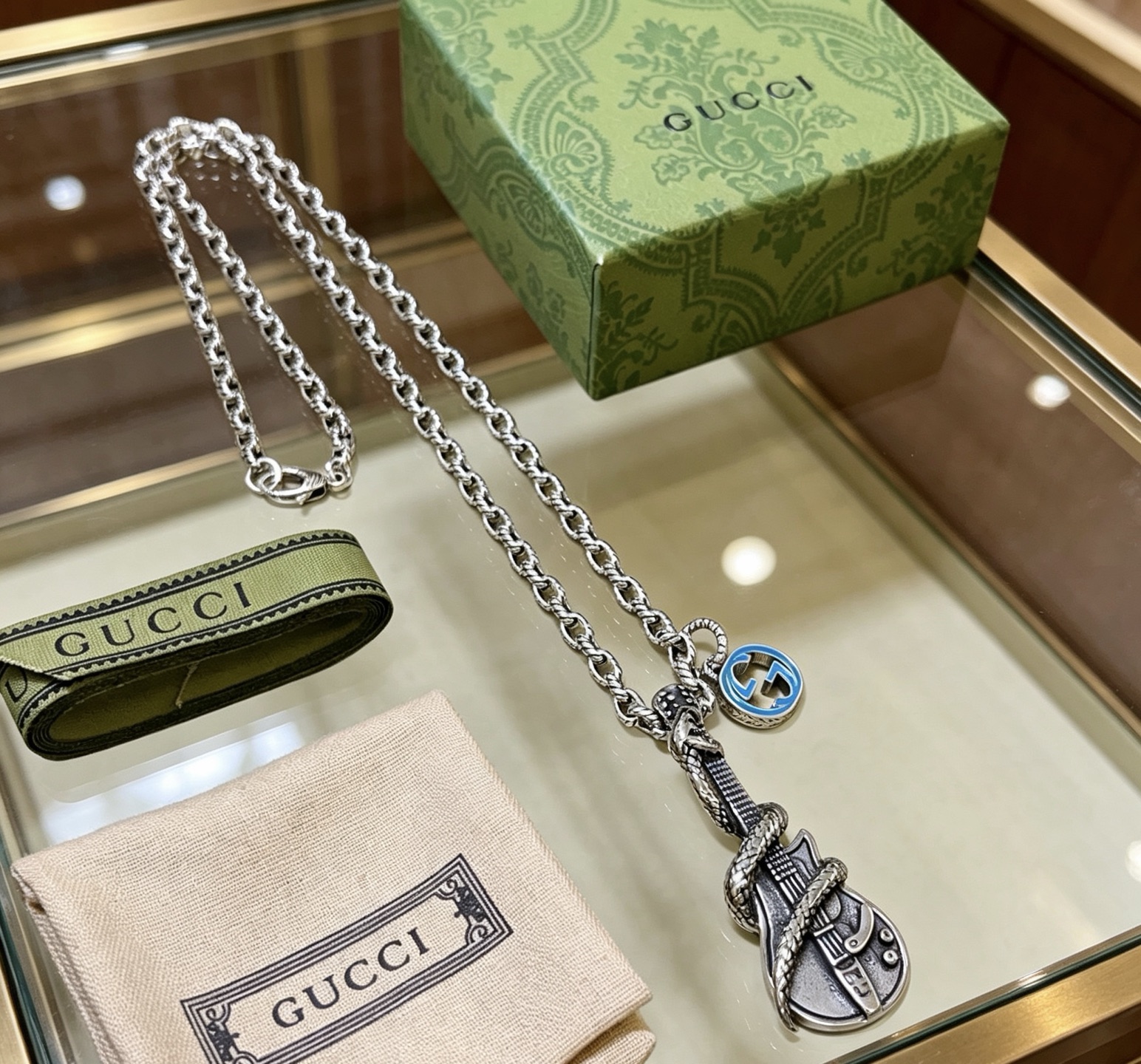 NO:858526,The latest Gucci necklace has a higher grade. The same style as the star Anger Forest series double G classic necklace. European and American fashion casual style series Gucci series retro silver necklace. The chain length is 60 cm. The length can be changed. The details are distressed. The shiny version is not available in the market. This one has been out. It is a best-selling model in Gucci. It goes well with trendy clothes, fine jewelry, gucci, and necklace.19860909批古驰项链最新款链条档次更高明星同款Anger Forest系列双G经典款项链欧美时尚休闲风系列古驰系列复古银项链 链长60厘米可改长度 细节对版做旧处理 非市面亮面版型 这款一直在出 古驰里面热卖款 非常好搭配潮流衣服,饰品精品,gucci,necklace,Jewelry