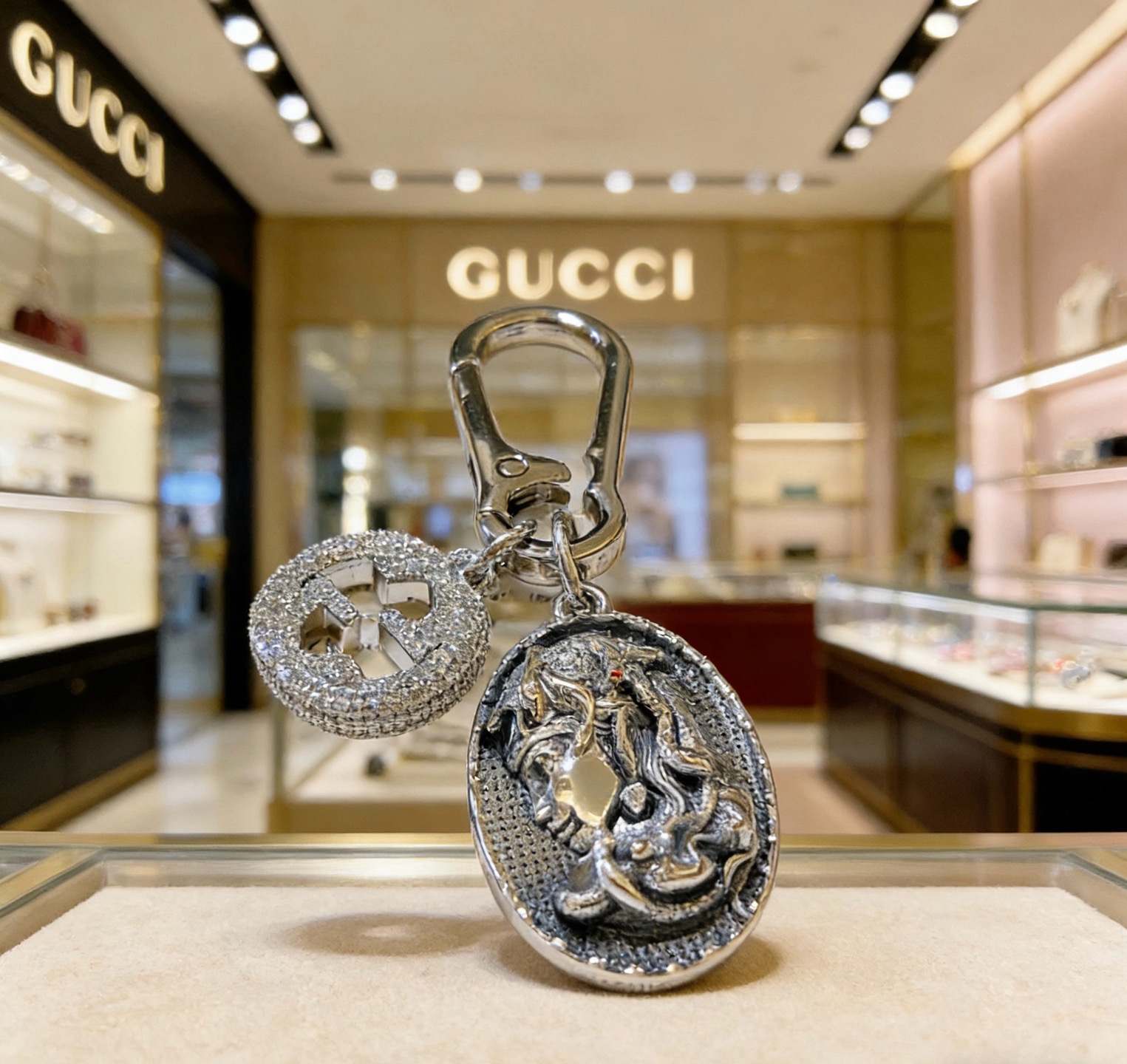 NO:858566,Batch of new product releases Gucci keychains Gucci bag buckles The latest bag charms are of higher quality Stars have the same style Anger Forest series Double G classic models co-branded design concept keychain series The details are distressed and not available in the market Glossy version This one has been out The best-selling model in Gucci Very good match with trendy backpacks, jewelry boutiques, gucci, backpacks, keychain19860909批新品发布 古驰钥匙扣 古驰包包扣 最新款包包挂饰档次更高明星同款Anger Forest系列双G经典款联名设计理念钥匙扣系列 细节对版做旧处理 非市面亮面版型 这款一直在出 古驰里面热卖款 非常好搭配潮流背包,饰品精品,gucci,backpacks,keychain,Jewelry