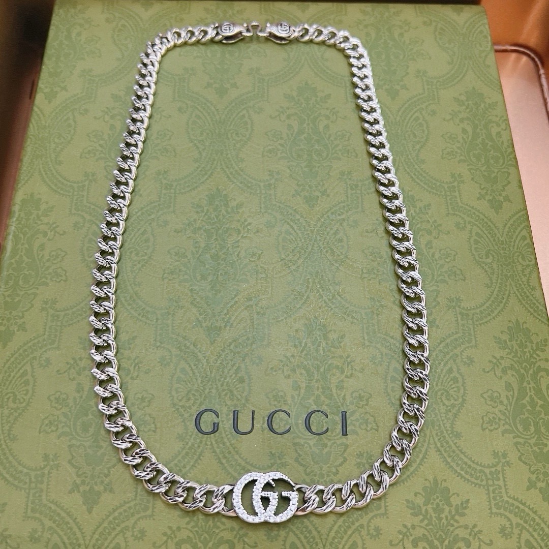 NO:858595,Batch. The latest Gucci necklace has a higher grade. The same style as the star Anger Forest series double G ring ring Gucci necklace. The chain length is 60 cm and the length can be changed. The details are distressed. The shiny version is not available in the market. This one has been on the market. It is a best-selling model in Gucci. It is very good to match with trendy clothes, fine jewelry, gucci, necklace, ring.19860909批. 古驰项链最新款链条档次更高明星同款Anger Forest系列双G戒指环古驰项链 链长60厘米可改长度 细节对版做旧处理 非市面亮面版型 这款一直在出 古驰里面热卖款 非常好搭配潮流衣服,饰品精品,gucci,necklace,ring,Jewelry