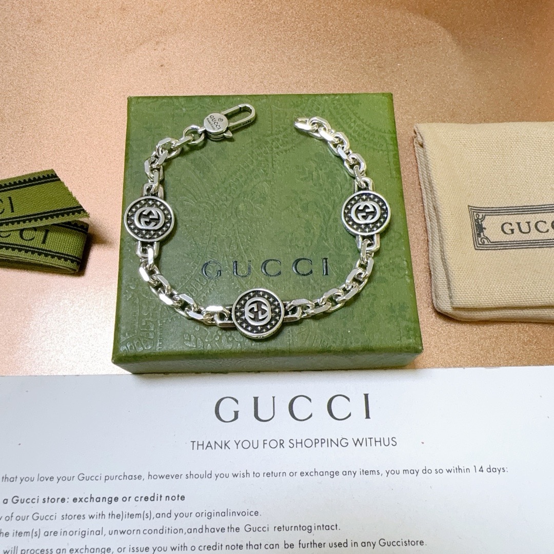 NO:858611,Batch. The latest Gucci bracelet is the latest classic model. It is exquisite regardless of style and texture. It is absolutely top-notch. You can understand the original logo at a glance. It is super nice. It is the best choice for matching clothes. It is a must-have artifact for men and women. Size 17.18.19.20.21.22.23 cm, fine jewelry, gucci, gucci, bracelet19860909批. 最新出炉 Gucci古驰手链最新款的经典款 精致无论款式 质感 都是绝对的顶尖feel 只要看一眼就懂了原版logo 超 nice 搭配衣服最佳的选择,男女同款必备神器 码数17.18.19.20.21.22.23厘米,饰品精品,gucci,gucci,bracelet,Jewelry
