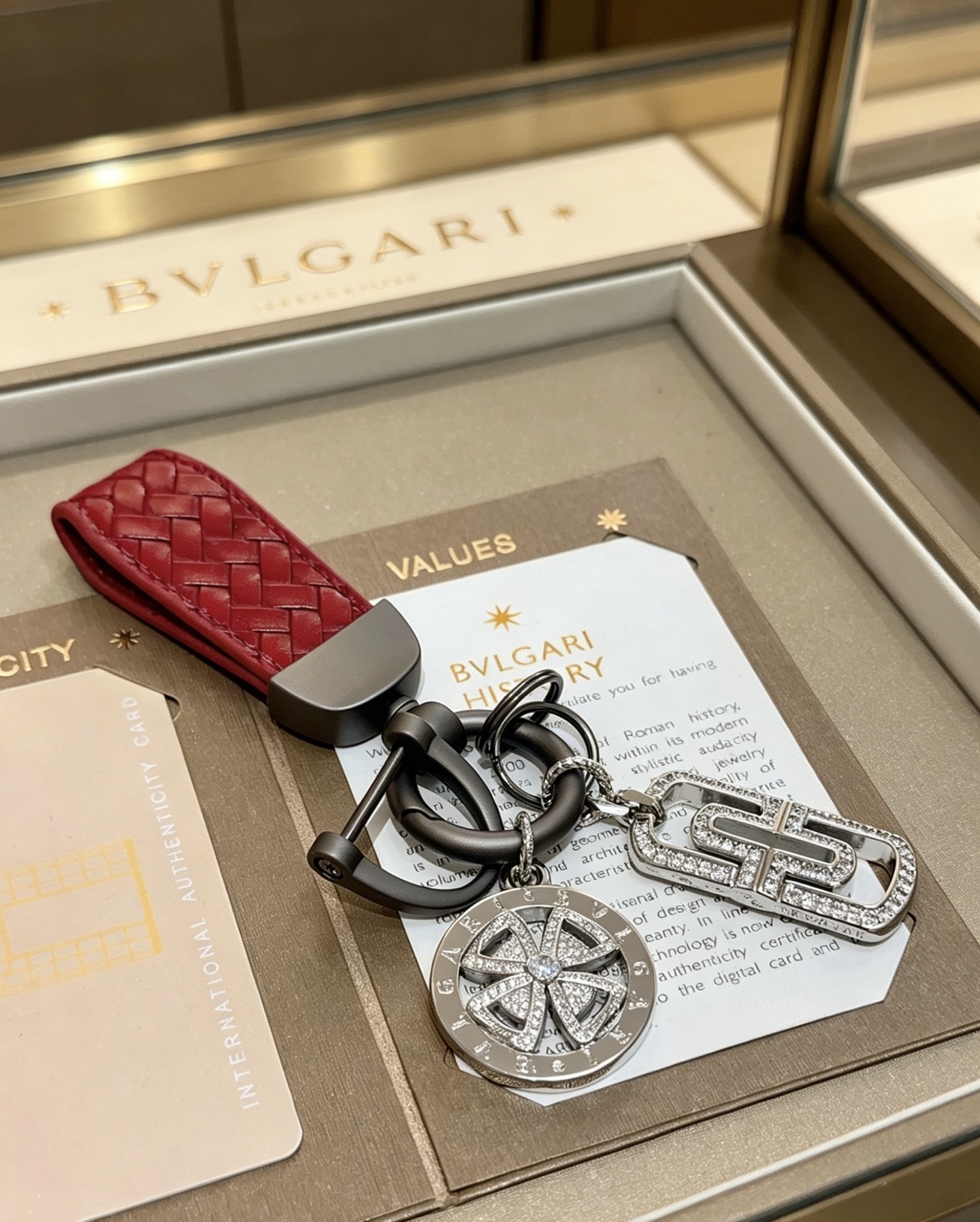 NO:858640,Batch of new products released Bvlgari bag charm keychain Bvlgari keychain The latest bag charms are of a higher grade and are the same model as celebrities Classic co-branded design concept keychain series Details are distressed and not available in the market Glossy version This one has been on the market Best-selling model in Bvlgari Very good match with trendy backpacks, jewelry boutiques, bvlgari, backpacks, keychain19860909批新品发布 宝格丽包包挂饰钥匙扣 宝格丽钥匙扣 最新款包包挂饰档次更高明星同款 经典款联名设计理念钥匙扣系列 细节对版做旧处理 非市面亮面版型 这款一直在出 宝格丽里面热卖款 非常好搭配潮流背包,饰品精品,bvlgari,backpacks,keychain,Jewelry