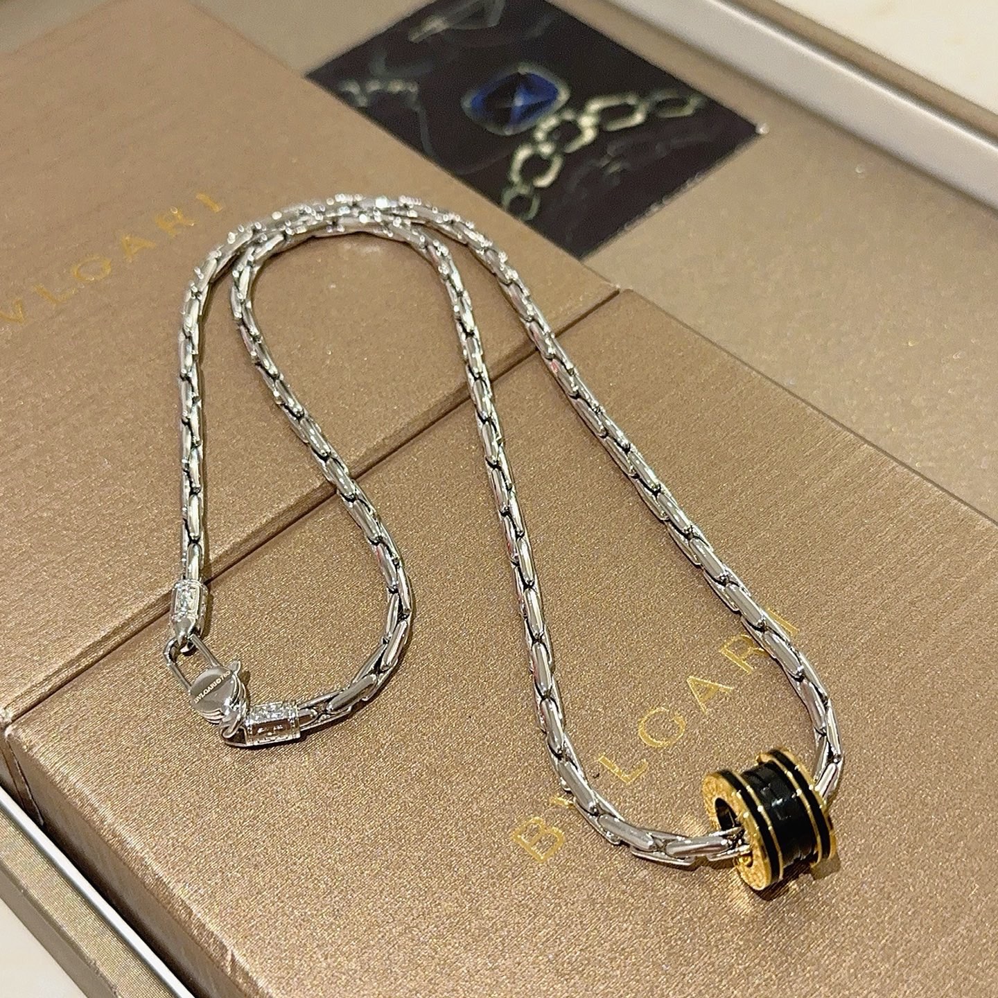 NO:858527,Batch. Bulgari necklace V gold material BVLGARI BVLGARI DIVAS’ DREAM series The appearance is perfect, the details are invincible, the unique color is completely impeccable, and it is decorated with a classic ring shape design, which is simple yet elegant and eye-catching. The combination of V gold is more elegant, and the upper body is elegant and attractive. Same style for men and women. Bulgari necklaces, jewelry boutiques, bottega veneta, bvlgari, bvlgari, necklace19860909批.宝格丽项链V金材质 BVLGARI宝格丽 DIVAS‘ DREAM 系列 品相完美,细节无敌,那种独特的色泽完全无可挑剔,再缀以经典指环外形设计,简约之余却又优雅夺目,V金的组合更显气色,上身雅致动人.男女同款 宝格丽项链,饰品精品,bottega veneta,bvlgari,bvlgari,necklace,Jewelry