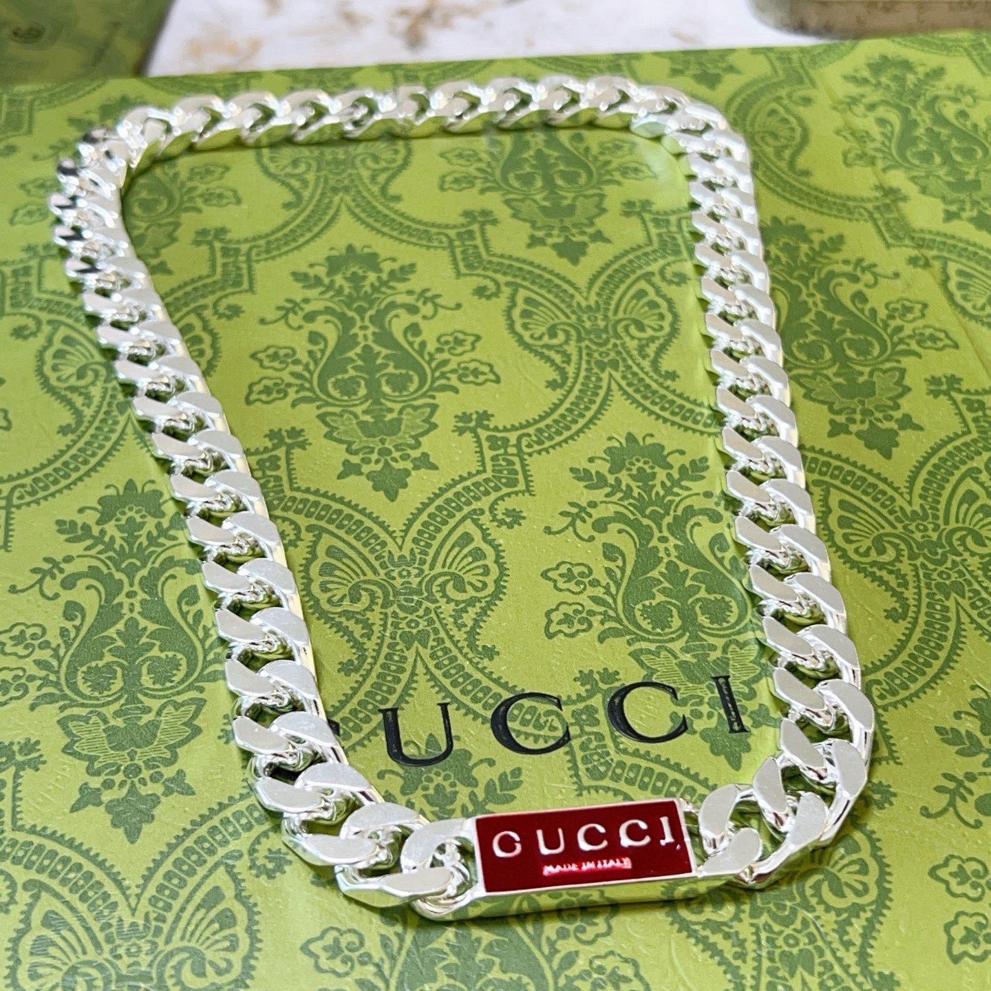 NO:858537,Batch (Luxury Style) Gucci Necklace’s latest chain has a higher grade and is the same style as the stars. It took more than a month to make it. It is meticulously crafted and handmade to create the perfect latest style Anger Forest Series Double G Gucci Necklace. Luxurious style. Details are matched to the gold treatment. Non-market shiny version. This one has been out. It is a best-selling model in Gucci. It is very suitable for trendy clothes, fine jewelry, Gucci, necklace, gold.19860909批 (奢华款)古驰项链最新款链条档次更高明星同款.花了一个多月做出来精工细致纯手工打造完美的最新款式 Anger Forest系列双G古驰项链 奢华款 细节对版黄金处理 非市面亮面版型 这款一直在出 古驰里面热卖款 非常好搭配潮流衣服,饰品精品,gucci,necklace,gold,Jewelry