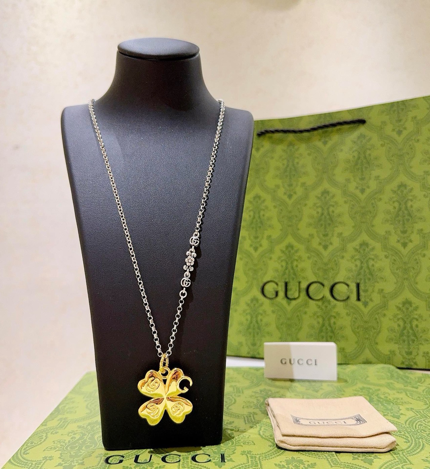 NO:858547,The latest Gucci necklace has a higher grade. The same style as the celebrity Anger Forest series. Double G classic model. Four-leaf clover joint design concept necklace series. Retro silver necklace. The details are distressed. The shiny version is not available in the market. This one has been on the market. It is a best-selling model in Gucci. It goes well with trendy clothes, fine jewelry, gucci, and necklace.19860909批古驰项链最新款链条档次更高明星同款Anger Forest系列双G经典款四叶草联名设计理念项链系列复古银项链 细节对版做旧处理 非市面亮面版型 这款一直在出 古驰里面热卖款 非常好搭配潮流衣服,饰品精品,gucci,necklace,Jewelry