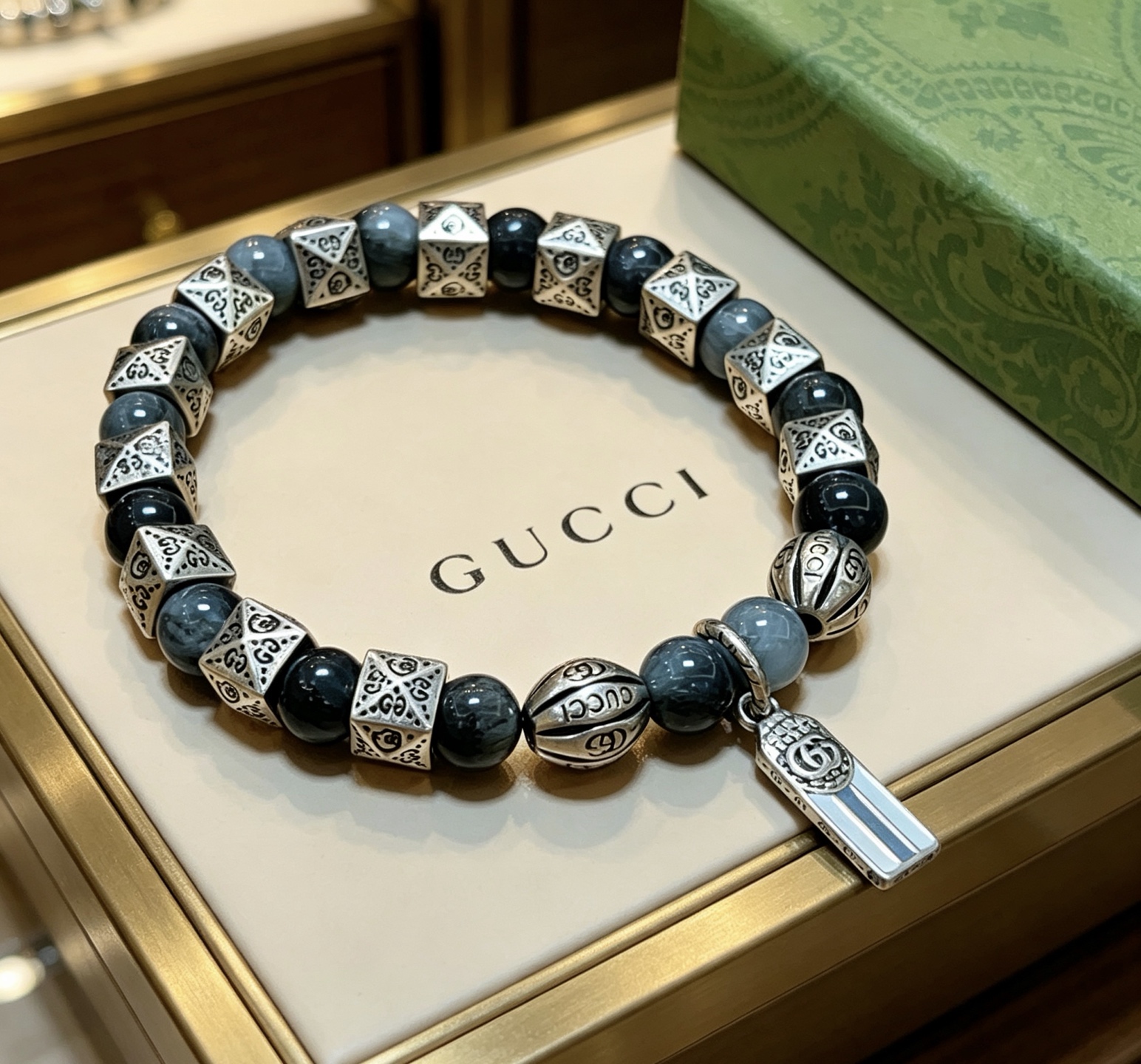 NO:858584,Batch new product release Gucci bracelets for men and women. The latest gray crystal jade agate bracelet is of a higher grade. The same style as the star Anger Forest series double g crystal bracelet. Size: 16-24 cm. Details are matched to the gold treatment. Non-market glossy version. Non-market ordinary. This one has been released. The best-selling model in Gucci. Very good to match clothes, high-quality jewelry, gucci, bracelet, gold.19860909批 新品发布古驰手链男女同款 最新款灰晶玉玛瑙手链档次更高明星同款Anger Forest系列双g水晶手链 尺寸:16-24厘米 细节对版黄金处理 非市面亮面版型 非市面普通做这款一直在出 古驰里面热卖款 非常好搭配衣服,饰品精品,gucci,bracelet,gold,Jewelry