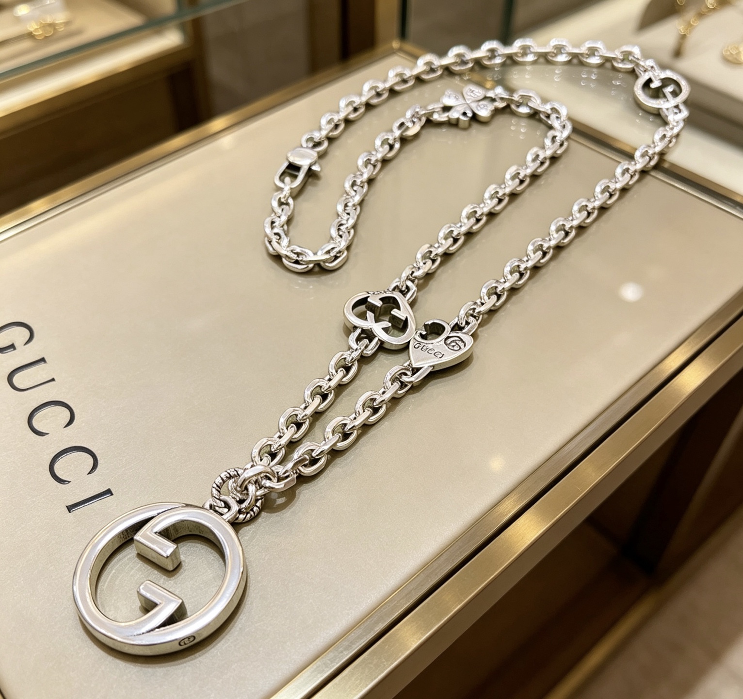 NO:858599,Batch, it’s so handsome. Gucci necklace 2026 latest chain has a higher grade. The same classic Anger Forest series double G Gucci necklace for celebrities. Chain length 60 cm. Details are distressed. Non-market glossy version. This one has been on the market. It is a best-selling model in Gucci. It goes well with trendy clothes, high-quality jewelry, gucci, and necklace.19860909批 太帅啦 古驰项链2026最新款链条档次更高明星同款经典款Anger Forest系列双G古驰项链 链长60厘米 细节对版做旧处理 非市面亮面版型 这款一直在出 古驰里面热卖款 非常好搭配潮流衣服,饰品精品,gucci,necklace,Jewelry