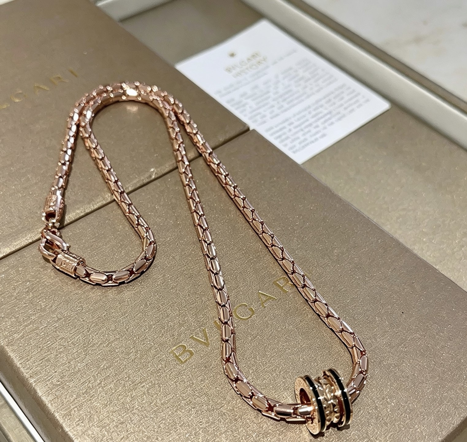 NO:858629,Batch Bulgari necklace V gold material. BVLGARI BVLGARI DIVAS' DREAM series. Perfect appearance, unparalleled details, the unique color is completely impeccable, and is decorated with a classic ring shape design. It is simple yet elegant and eye-catching. The combination of 18K gold is more elegant and elegant. Same style for men and women. Bvlgari necklace, fine jewelry, Bottega Veneta, bvlgari, bvlgari, necklace19860909批 宝格丽项链V金材质 .BVLGARI宝格丽 DIVAS‘ DREAM 系列 品相完美,细节无敌,那种独特的色泽完全无可挑剔,再缀以经典指环外形设计,简约之余却又优雅夺目,18K金的组合更显气色,上身雅致动人.男女同款 宝格丽项链,饰品精品,bottega veneta,bvlgari,bvlgari,necklace,Jewelry