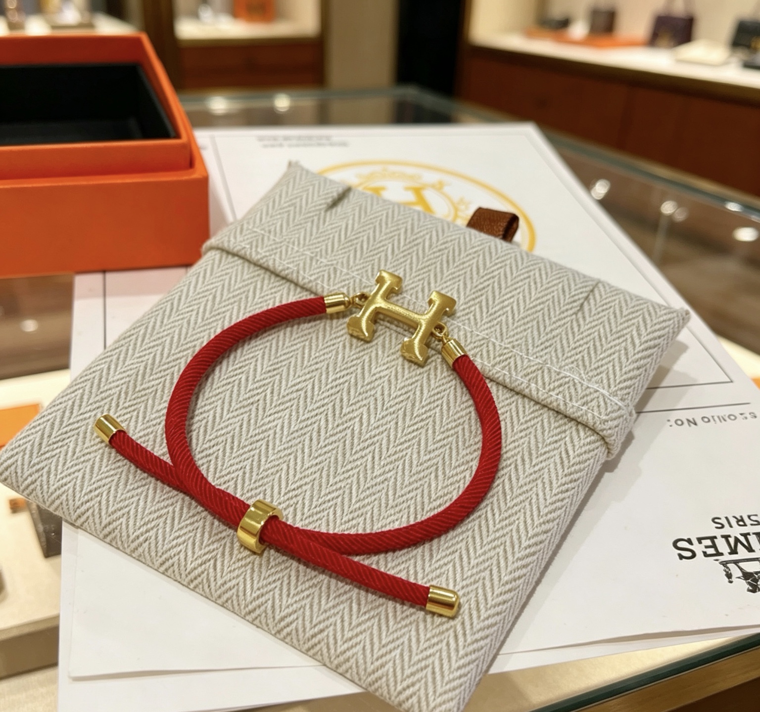 NO:858643,Batch New Products for Sale The latest model of Hermès hand-woven bracelets, made of hand-woven materials, with a higher grade. The same style as the star H series series, classic series bracelets. Details are matched with K gold processing. Non-market shiny version. This one has been out. The best-selling model in Hermès. Very good to match trendy clothes, jewelry boutiques, Hermes, Bracelet19860909批 新品发售 爱马仕手绳手环最新款纯手工编织材质档次更高明星同款H系列系列经典款系列手链手绳 细节对版k金处理 非市面亮面版型 这款一直在出 爱马仕里面热卖款 非常好搭配潮流衣服,饰品精品,hermes,bracelet,Jewelry
