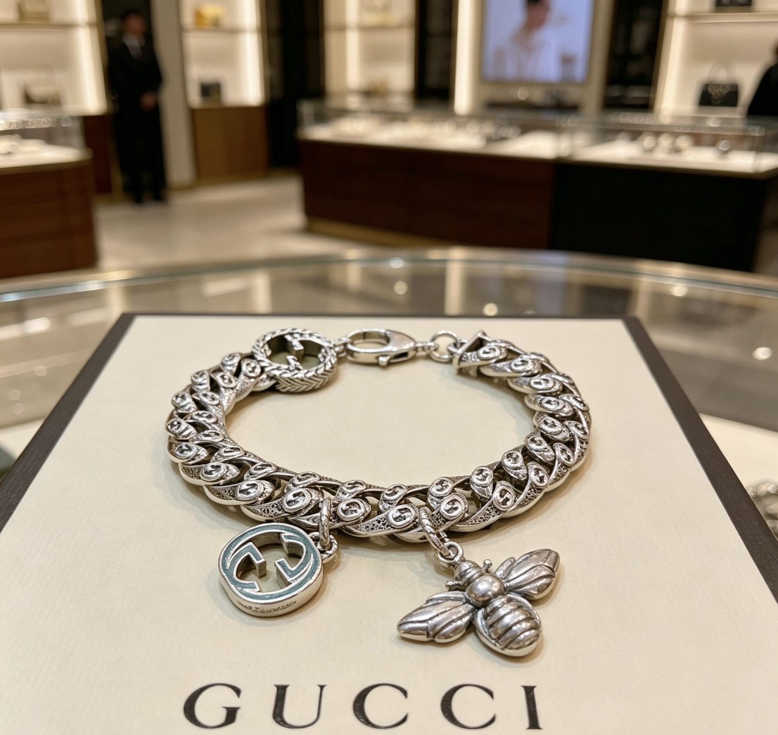 NO:858704,Batch of Gucci bracelets for men and women. The latest chain is of higher quality. Anger Forest series double G bee bracelet of the same style for celebrities. Size: 16-24 cm. The details are distressed. The shiny version is not available in the market. This model is not commonly made in the market. It has been released. It is a best-selling model in Gucci. It goes well with clothes, high-quality jewelry, gucci, and bracelets.19860909批 古驰手链男女同款 最新款链条档次更高明星同款Anger Forest系列双g蜜蜂手链 尺寸:16-24厘米 细节对版做旧处理 非市面亮面版型 非市面普通做这款一直在出 古驰里面热卖款 非常好搭配衣服,饰品精品,gucci,bracelet,Jewelry