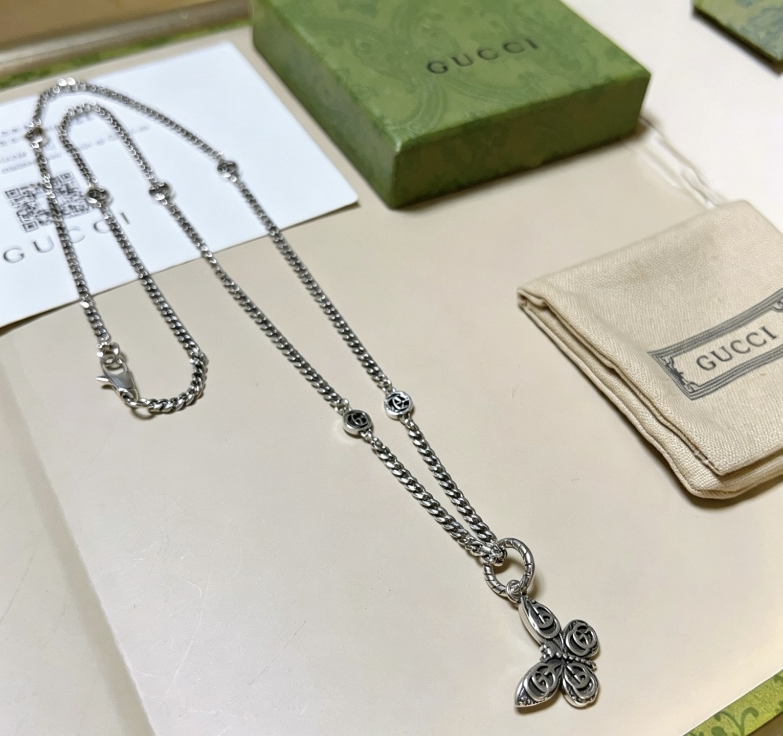 NO:858714,Batch, do not explode, do not post, Douyin is the first choice for Internet celebrities to bring goods. The latest chain of Gucci necklaces is of higher quality. The same style as Anger Forest series, double G design concept, retro classic series of Gucci necklaces. It makes high-end clothes more elegant. It has more brand and personality when going out. The details are distressed and not available in the market. Glossy version. This one has been out. The best-selling model in Gucci. Very easy to match, fine jewelry, gucci, necklace.19860909批  不爆不发 抖音带货网红首选 古驰项链最新款链条档次更高明星同款Anger Forest系列双g设计理念复古经典系列古驰项链 让高档的衣服搭配更有气质 出去更有牌面和个性 细节对版做旧处理 非市面亮面版型 这款一直在出 古驰里面热卖款 非常好搭配,饰品精品,gucci,necklace,Jewelry