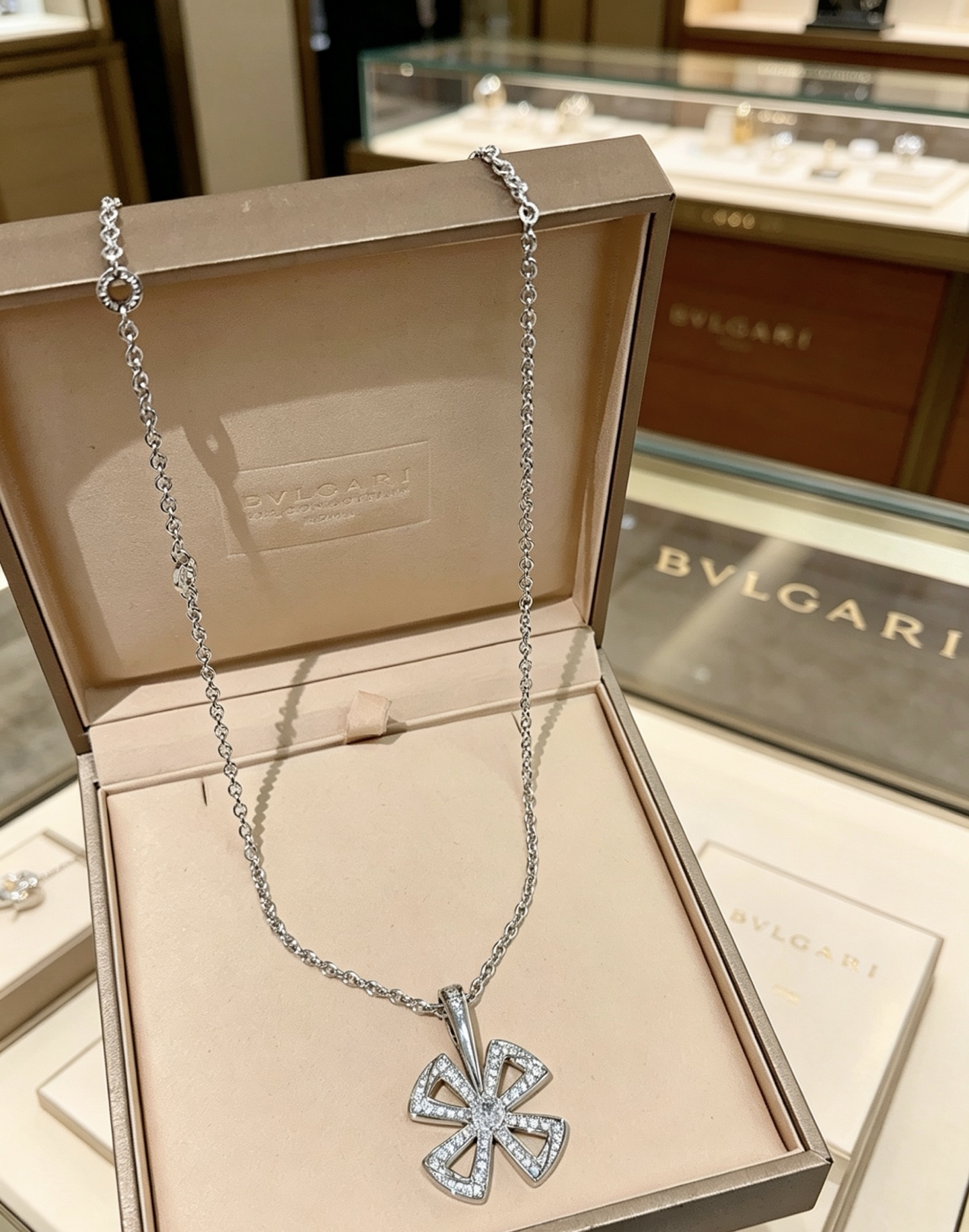 NO:859944,Batch Bulgari necklace V gold material. BVLGARI BVLGARI DIVAS' DREAM series. Perfect appearance, unparalleled details, the unique color is completely impeccable, and is decorated with a classic ring shape design. It is simple yet elegant and eye-catching. The combination of 18K gold is more elegant and elegant. Same style for men and women. Bvlgari necklace, fine jewelry, Bottega Veneta, bvlgari, bvlgari, necklace19860909批 宝格丽项链V金材质 .BVLGARI宝格丽 DIVAS‘ DREAM 系列 品相完美,细节无敌,那种独特的色泽完全无可挑剔,再缀以经典指环外形设计,简约之余却又优雅夺目,18K金的组合更显气色,上身雅致动人.男女同款 宝格丽项链,饰品精品,bottega veneta,bvlgari,bvlgari,necklace,Jewelry
