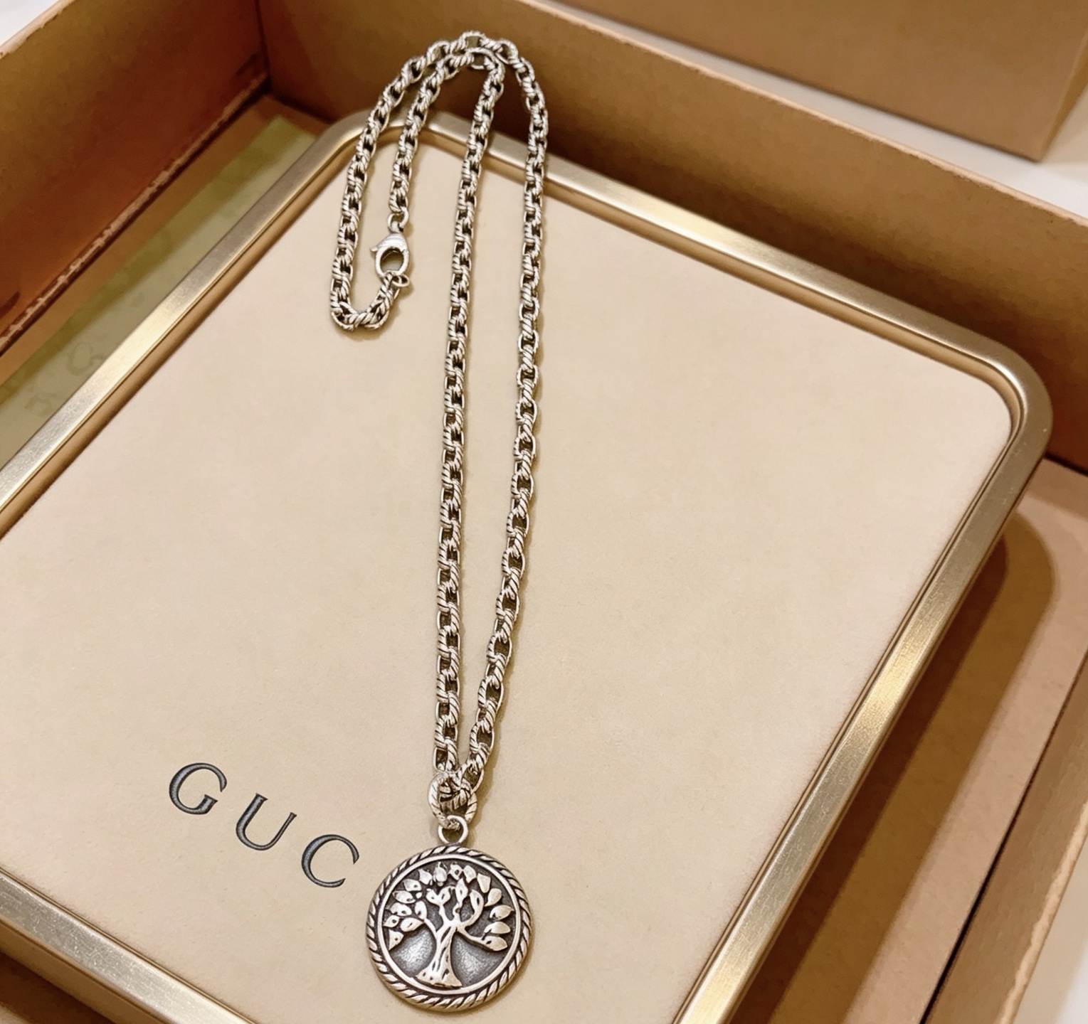 NO:859957,Batch. If it doesn’t explode, it will be updated simultaneously on Gucci’s official website. It is the first choice for internet celebrities to carry goods on Douyin. The latest chain of Gucci necklace has a higher grade. The same style as the Anger Forest series double g Gucci necklace for celebrities. Customized necklace. The details are distressed. The shiny version is not available in the market. This model has been released. The best-selling model in Gucci. Very easy to match, fine jewelry, gucci, necklace.19860909批. 不爆不发 古驰官网新款同步更新 抖音带货网红首选 古驰项链最新款链条档次更高明星同款Anger Forest系列双g古驰项链定制项链 细节对版做旧处理 非市面亮面版型 这款一直在出 古驰里面热卖款 非常好搭配,饰品精品,gucci,necklace,Jewelry