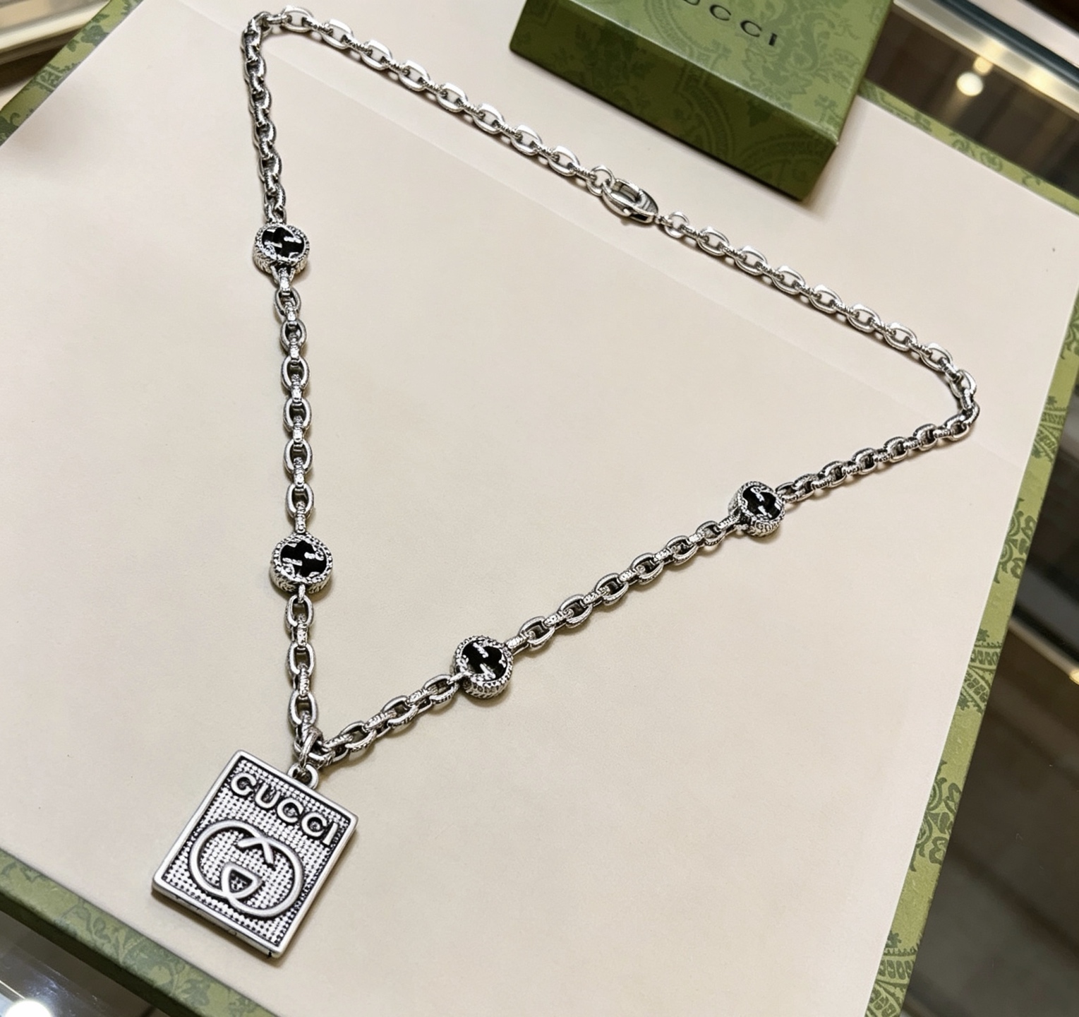NO:859969,Batch of huge and handsome Gucci necklace, the latest chain with higher grade, the same style as the Anger Forest series double G Gucci necklace for celebrities, Gucci mask series necklace, details are distressed, non-market glossy version, this one has been out, the best-selling model in Gucci, very good to match with trendy clothes, fine jewelry, gucci, necklace19860909批 巨帅气古驰项链最新款链条档次更高明星同款Anger Forest系列双G古驰项链 古驰面具系列项链 细节对版做旧处理 非市面亮面版型 这款一直在出 古驰里面热卖款 非常好搭配潮流衣服,饰品精品,gucci,necklace,Jewelry