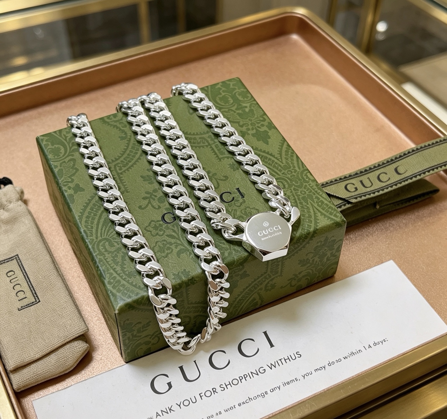 NO:859980,The latest (luxury style) Gucci necklace has a higher grade and is the same style as the star. It took more than a month to make it. It is meticulously crafted and handmade to create the perfect latest style Anger Forest series double G Gucci necklace. The details are distressed and not available in the market with a shiny version. This one has been out. It is a best-selling model in Gucci. It goes well with trendy clothes, fine jewelry, Gucci, and necklaces.19860909批(奢华款)古驰项链最新款链条档次更高明星同款.花了一个多月做出来精工细致纯手工打造完美的最新款式 Anger Forest系列双G古驰项链 细节对版做旧处理 非市面亮面版型 这款一直在出 古驰里面热卖款 非常好搭配潮流衣服,饰品精品,gucci,necklace,Jewelry