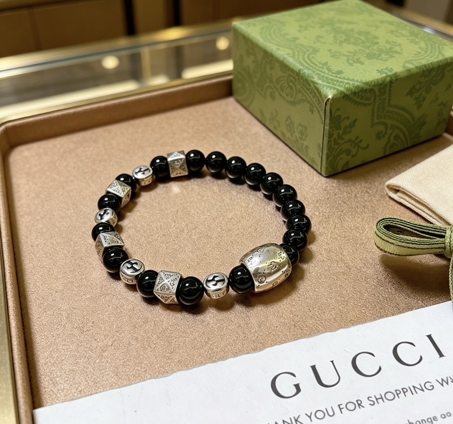 NO:860002,Batch Gucci bracelets for men and women. The latest natural black agate bracelet is of higher quality. The same style as the Anger Forest series double g black agate crystal bracelet for celebrities. Size: 16-24 cm. The details are distressed. The shiny version is not available in the market. It is not commonly made in the market. This model has been released. The best-selling model in Gucci. Very good to match clothes, high-quality jewelry, gucci, bracelet.19860909批 古驰手链男女同款 最新款天然黑玛瑙手链档次更高明星同款Anger Forest系列双g黑玛瑙水晶手链 尺寸:16-24厘米 细节对版做旧处理 非市面亮面版型 非市面普通做这款一直在出 古驰里面热卖款 非常好搭配衣服,饰品精品,gucci,bracelet,Jewelry