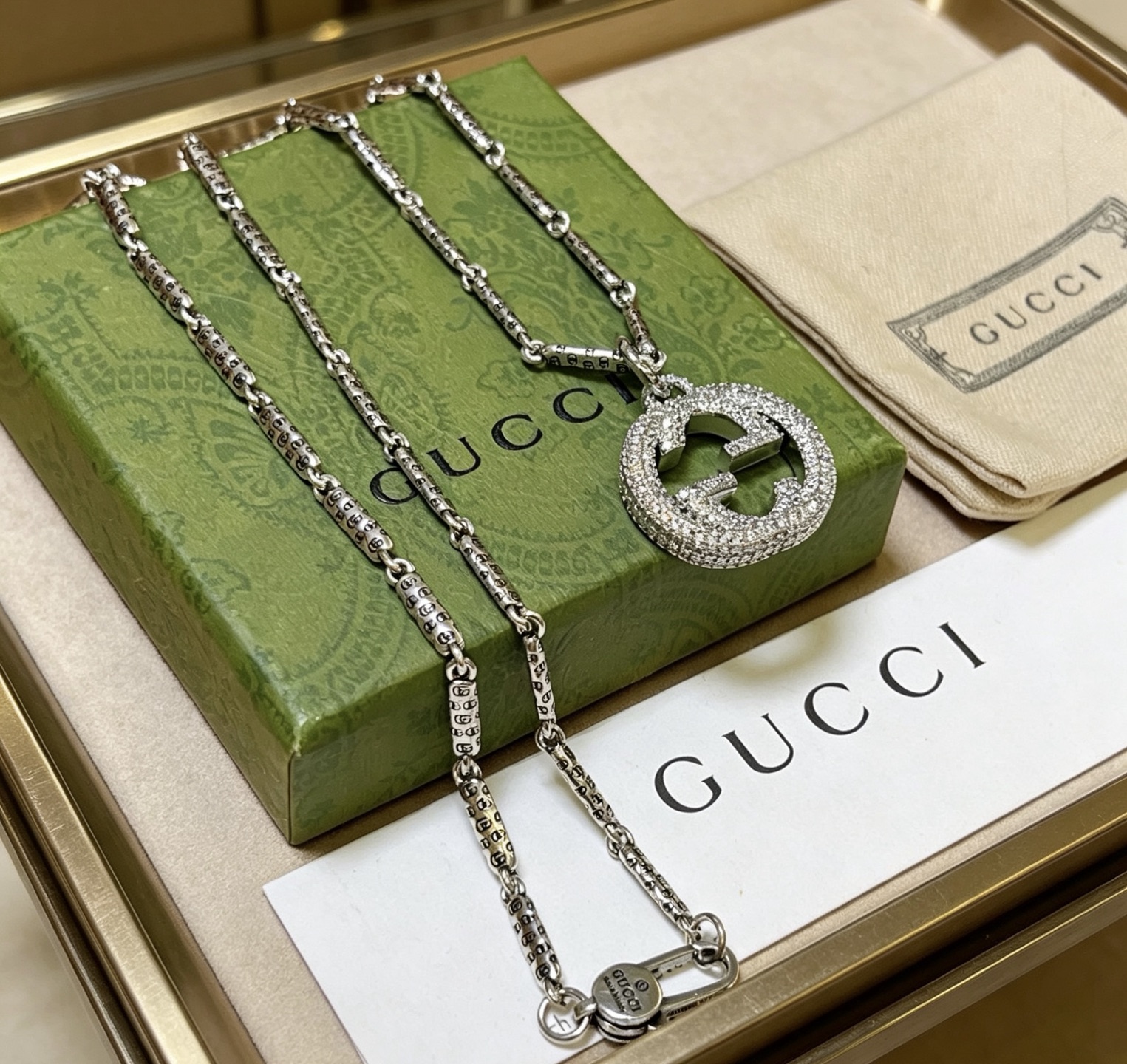 NO:859919,The latest Gucci necklace has a higher grade. The same model as the star Anger Forest series double G classic design necklace series retro silver necklace. The chain length is 60 cm and the length can be changed. The taste of money. Full of diamonds inlaid with diamonds. The details are distressed. The shiny version is not available in the market. This model has been released. It is a best-selling model in Gucci. It goes well with trendy clothes, fine jewelry, gucci, and necklace.19860909批古驰项链最新款链条档次更高明星同款Anger Forest系列双G经典款设计项链系列复古银项链 链长60厘米可改长度 金钱的味道 满钻镶嵌钻石 细节对版做旧处理 非市面亮面版型 这款一直在出 古驰里面热卖款 非常好搭配潮流衣服,饰品精品,gucci,necklace,Jewelry