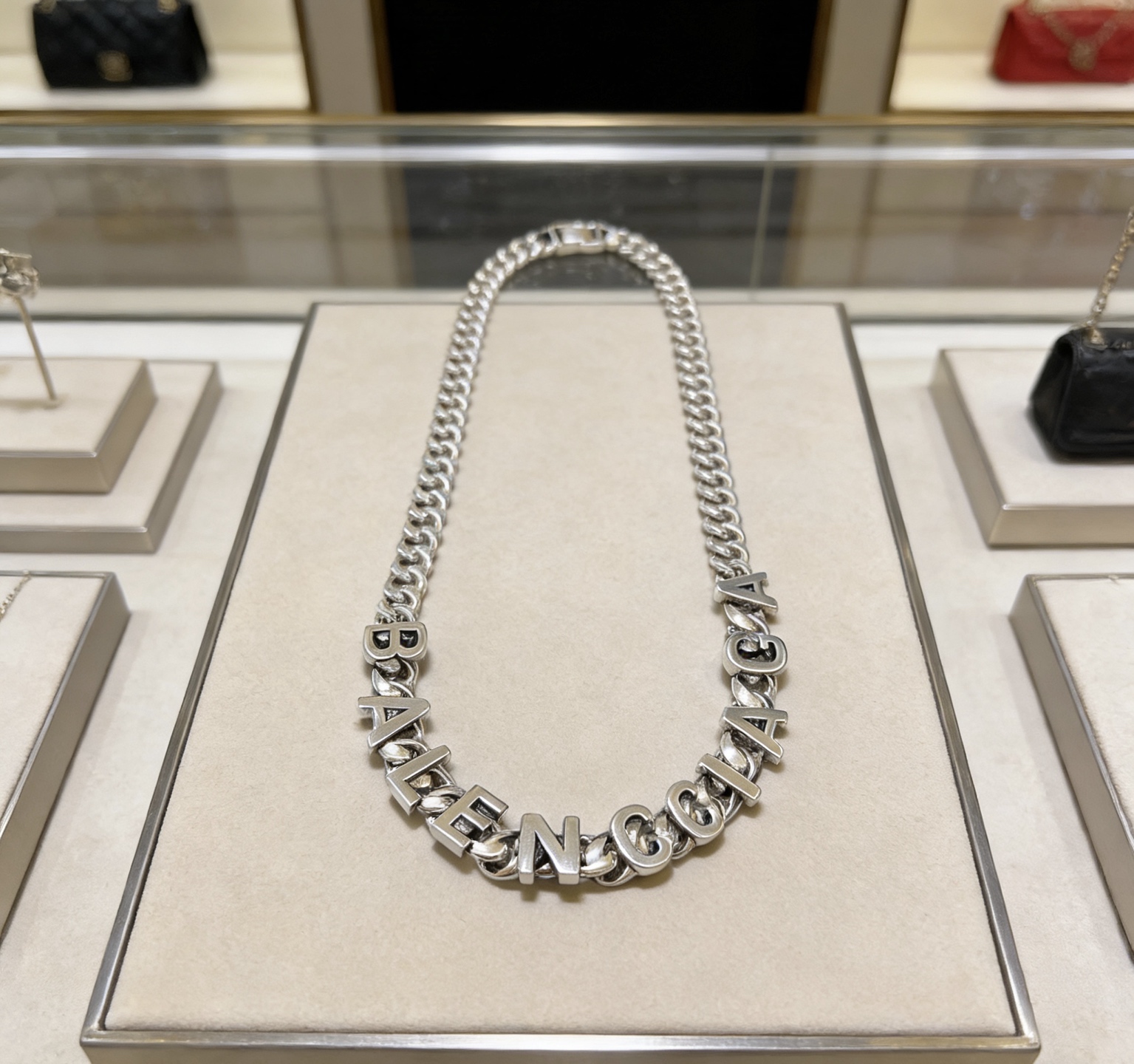NO:859932,Batch original single goods new products Balenciaga necklace Balenciaga new necklace counter consistent fine details workmanship every detail process in place fine design craftsmanship hot models shipped unique design retro style Balenciaga necklace, jewelry boutique, balenciaga, balenciaga, necklace19860909批 原单货新品 巴黎世家项链 Balenciaga 新款项链专柜一致 细节做工精细 每个细节流程到位 设计工艺精细 火爆款出货 设计独特 复古风格 巴黎世家项链,饰品精品,balenciaga,balenciaga,necklace,Jewelry