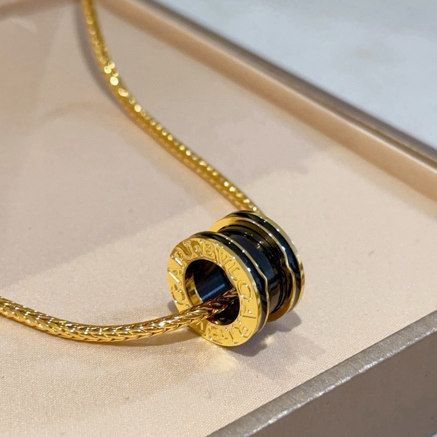 NO:859920,Batch. Bvlgari necklace V gold material. BVLGARI DIVAS’ DREAM series. Perfect appearance, unparalleled details. The unique color is completely impeccable. It is also decorated with a classic ring shape design. It is simple yet elegant and eye-catching. The combination of gold and gold is more elegant and elegant. Same style for men and women. Bvlgari necklace, jewelry boutique, bottega veneta, bvlgari, bvlgari, necklace, gold19860909批.宝格丽项链V金材质.BVLGARI宝格丽 DIVAS‘ DREAM 系列 品相完美,细节无敌,那种独特的色泽完全无可挑剔,再缀以经典指环外形设计,简约之余却又优雅夺目,黄金金的组合更显气色,上身雅致动人.男女同款 宝格丽项链,饰品精品,bottega veneta,bvlgari,bvlgari,necklace,gold,Jewelry