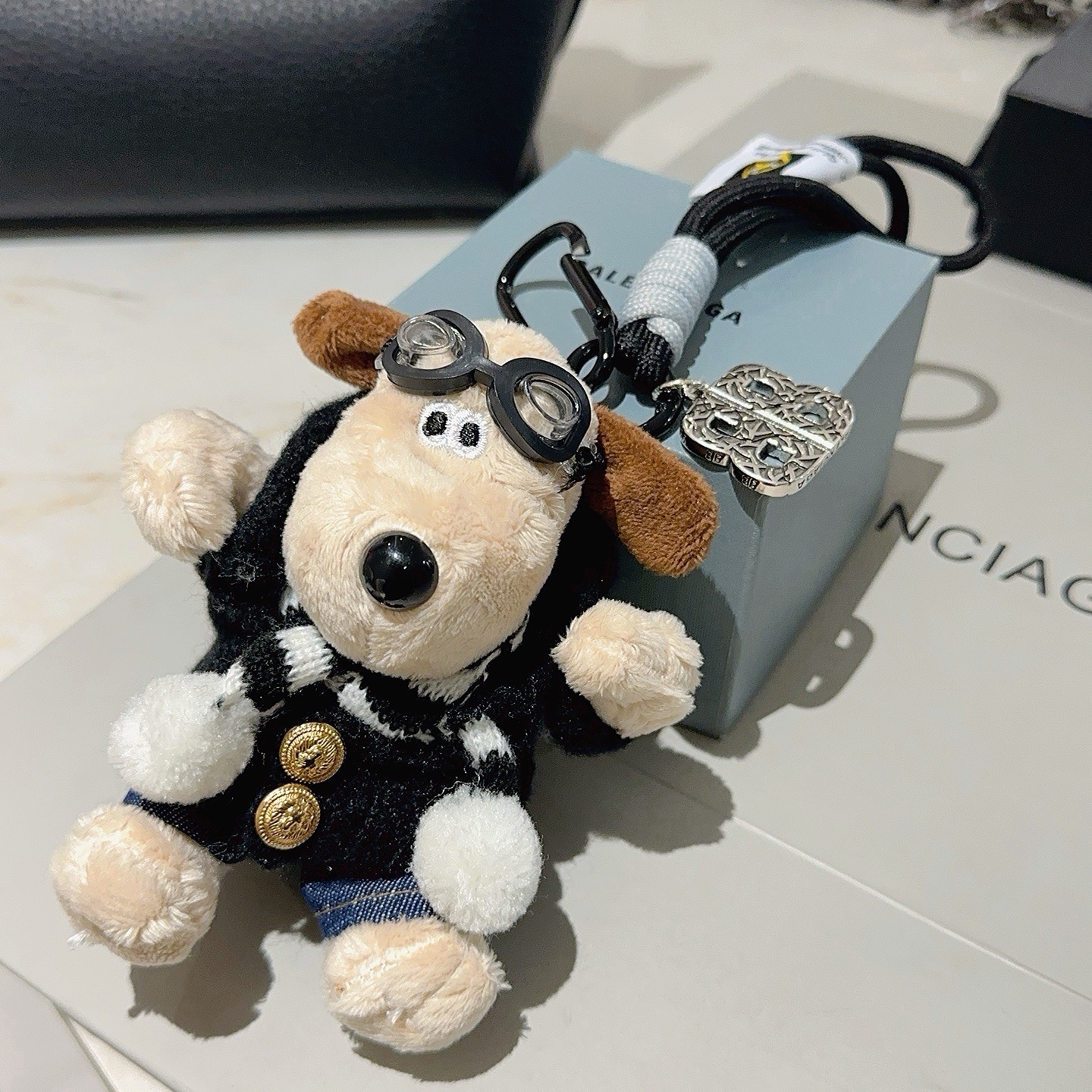 NO:860003,The first batch of new products released Balenciaga bag charm keychain Balenciaga keychain The latest bag charms are of a higher grade and are the same style as celebrities Classic co-branded design concept keychain series The details are distressed and not available in the market Glossy version This one has been on the market. The best-selling model in Balenciaga. Very good match with trendy backpacks, jewelry boutiques, balenciaga, backpacks, keychain19860909批新品发布 巴黎世家包包挂饰钥匙扣 巴黎世家钥匙扣 最新款包包挂饰档次更高明星同款 经典款联名设计理念钥匙扣系列 细节对版做旧处理 非市面亮面版型 这款一直在出 巴黎世家里面热卖款 非常好搭配潮流背包,饰品精品,balenciaga,backpacks,keychain,Jewelry