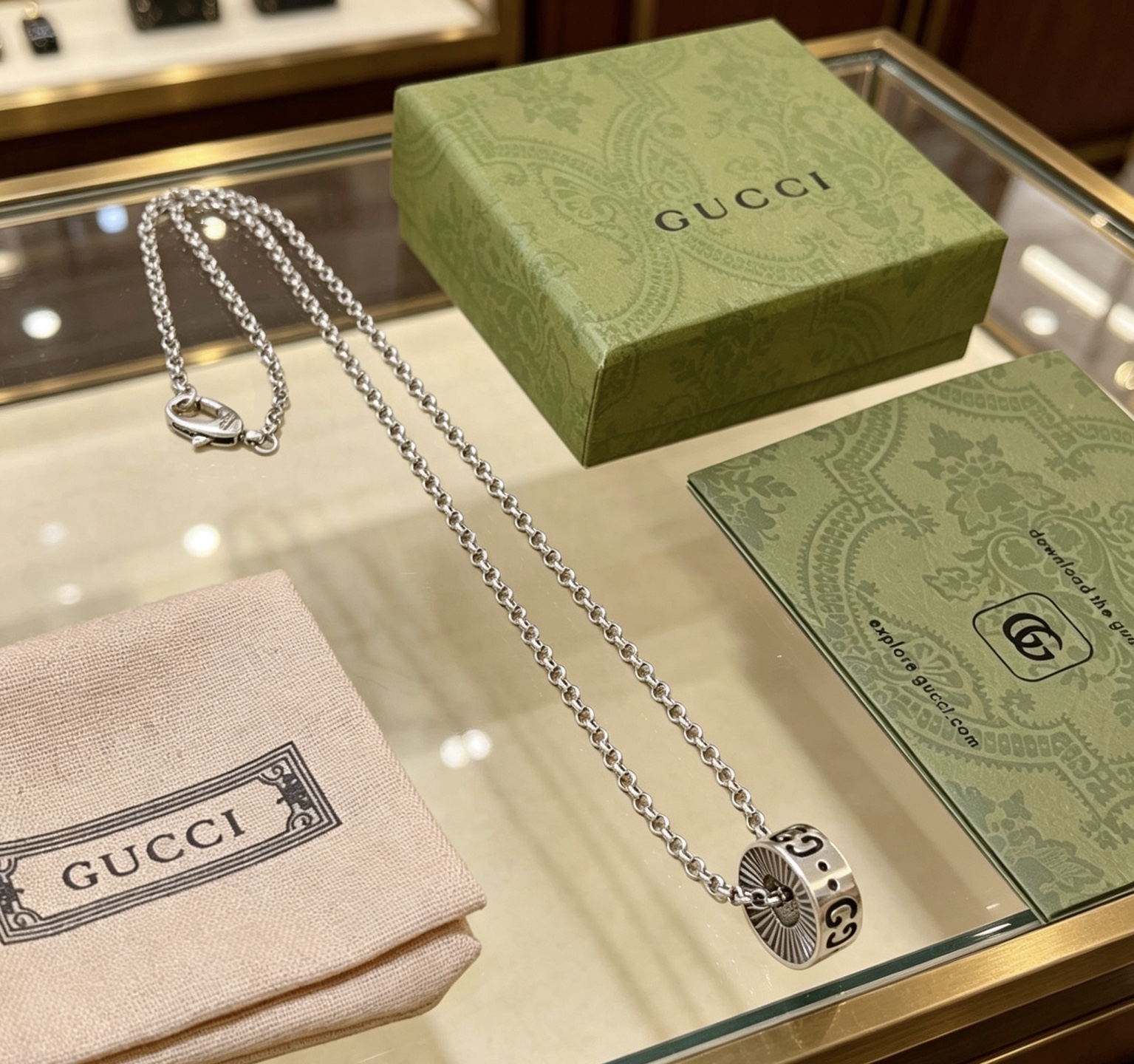 NO:860023,Batch, do not explode, douyin is the first choice for Internet celebrities to bring goods. The latest chain of Gucci necklaces is of higher quality. The same style as the Anger Forest series double g design concept retro pattern necklace for celebrities. It makes high-end clothes more elegant and more brand-like and personalized when going out. The details are distressed. The non-market glossy version. This one has been out. The best-selling model in Gucci. Very easy to match, fine jewelry, gucci, necklace.19860909批  不爆不发 抖音带货网红首选 古驰项链最新款链条档次更高明星同款Anger Forest系列双g设计理念复古图案项链 让高档的衣服搭配更有气质 出去更有牌面和个性 细节对版做旧处理 非市面亮面版型 这款一直在出 古驰里面热卖款 非常好搭配,饰品精品,gucci,necklace,Jewelry