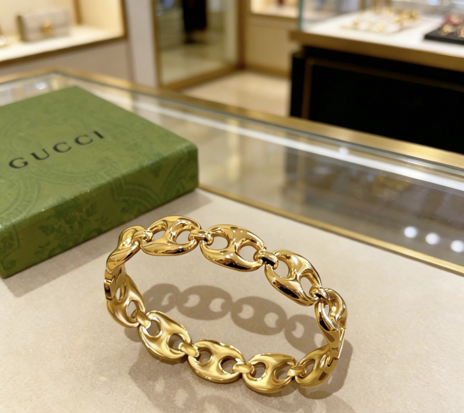 NO:860033,Batch. Gucci bracelets are hand-made latest bracelets with a higher grade. The same style as the Anger Forest series Double G classic series Gucci bracelets. The details are distressed. The shiny version is not available in the market. This one has been on the market. It is a best-selling model in Gucci. It goes well with trendy clothes, high-quality jewelry, Gucci, and bracelets.19860909批.古驰手镯手环纯手工打造最新款手镯档次更高明星同款Anger Forest系列双G经典款系列古驰手环 细节对版做旧处理 非市面亮面版型 这款一直在出 古驰里面热卖款 非常好搭配潮流衣服,饰品精品,gucci,bracelet,Jewelry