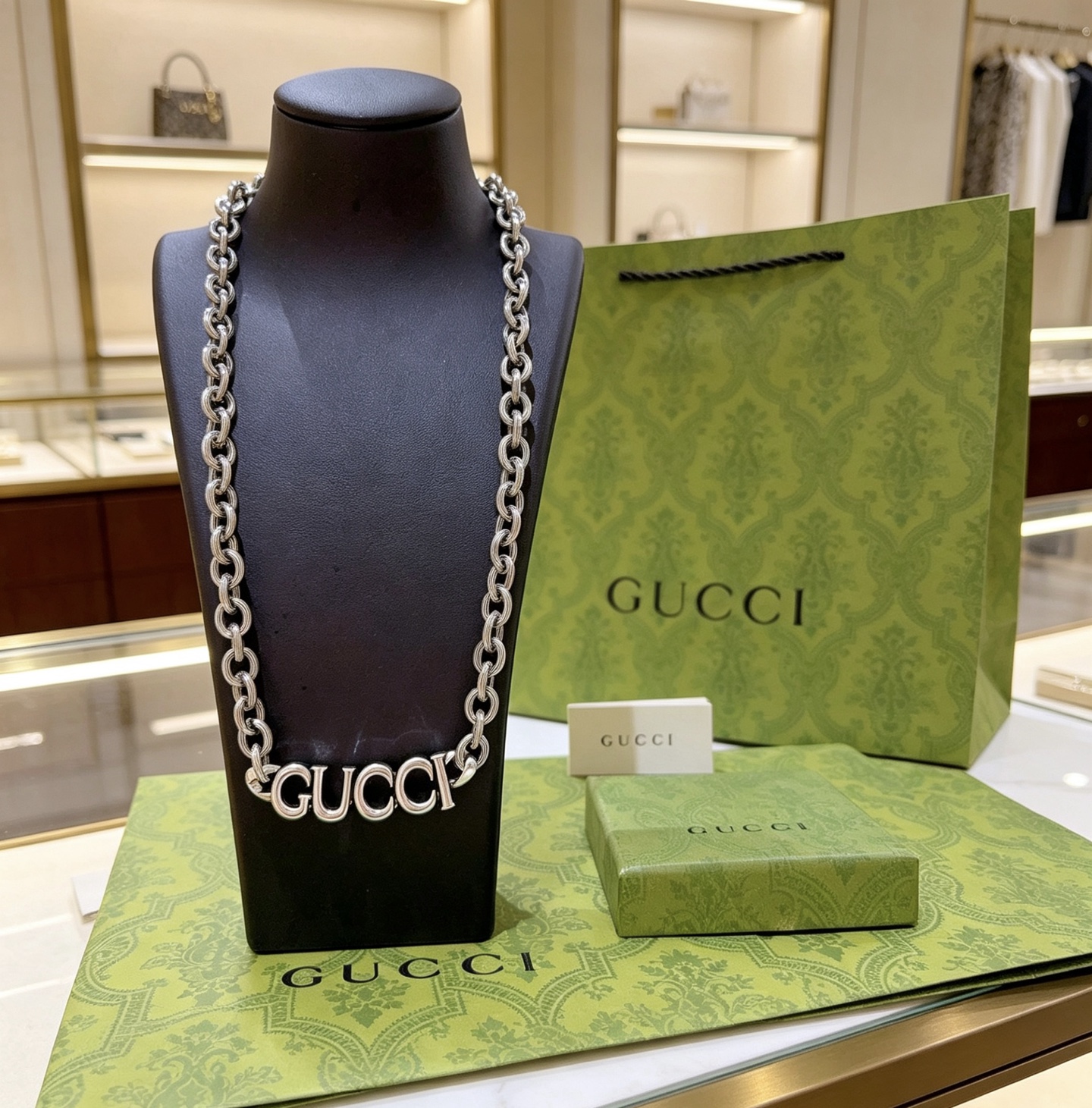 NO:860043,The latest (luxury model) Gucci necklace has a higher grade and is the same model as the star. The entire chain is handmade and meticulously crafted to create an exquisite and perfect product. It took more than a month to make it. It is exquisitely crafted and handcrafted to create a perfect latest style. Anger Forest series double G Gucci necklace. The details are distressed and not available in the market. This model has been released. It is a best-selling model in Gucci. It is very good to match with trendy clothes, high-quality jewelry, Gucci, and necklaces.19860909批(奢华款)古驰项链最新款链条档次更高明星同款.全链纯手工车花细致打造精致完美出品 花了一个多月做出来精工细致纯手工打造完美的最新款式 Anger Forest系列双G古驰项链 细节对版做旧处理 非市面亮面版型 这款一直在出 古驰里面热卖款 非常好搭配潮流衣服,饰品精品,gucci,necklace,Jewelry