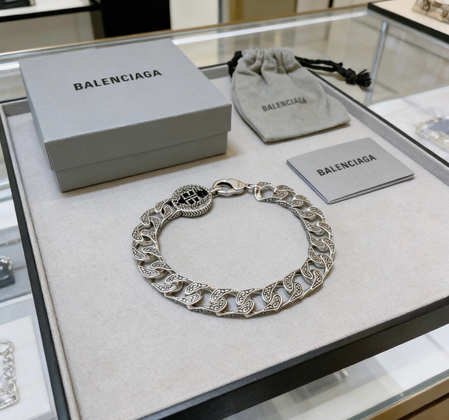 NO:860086,Batch. Original new product Balenciaga Balenciaga Bracelet Counter Same Balenciaga Bracelet Men's hot model shipped Unique design avant-garde A must-have for men and women!  Size 16-25cm, fine jewelry, balenciaga, balenciaga, bracelet19860909批. 原单货新品 巴黎世家 Balenciaga手链专柜一致巴黎世家手链 男士火爆款出货 设计独特 前卫 男女必备！码数16-25cm,饰品精品,balenciaga,balenciaga,bracelet,Jewelry